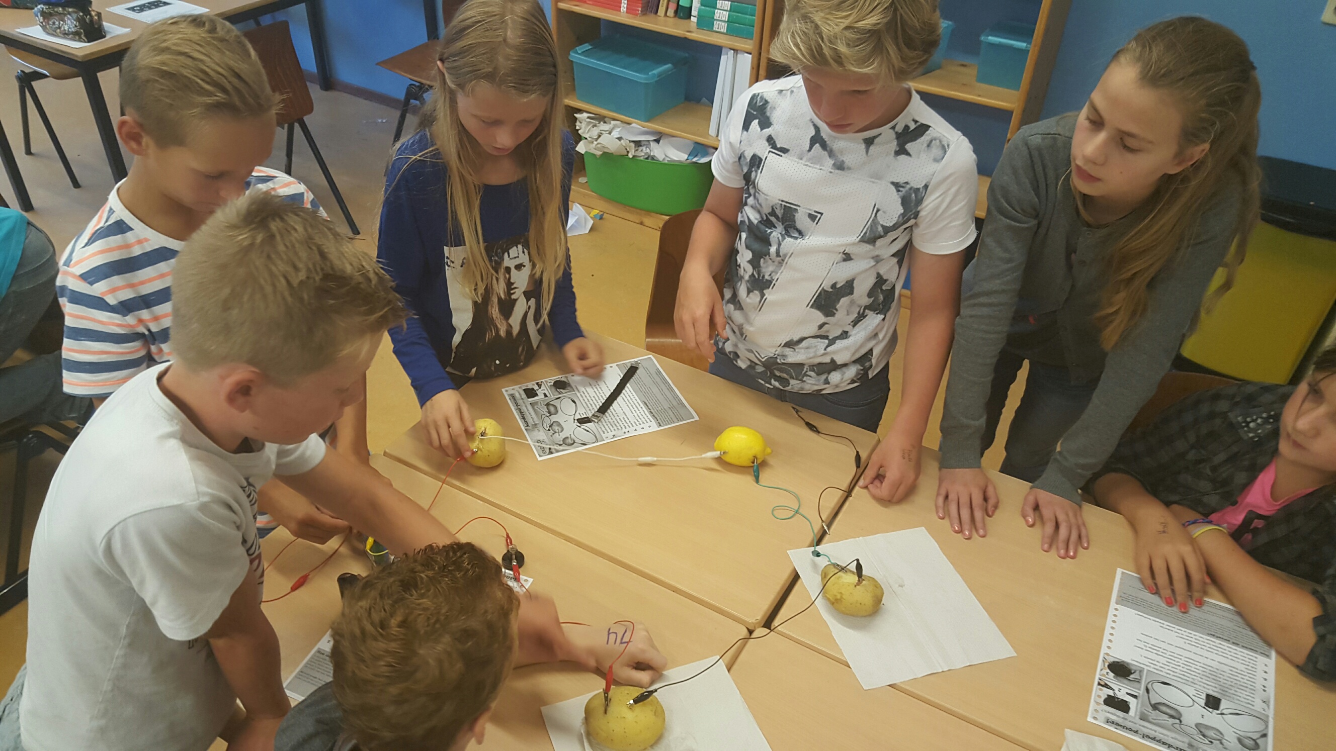 groep 8 doet een experiment
