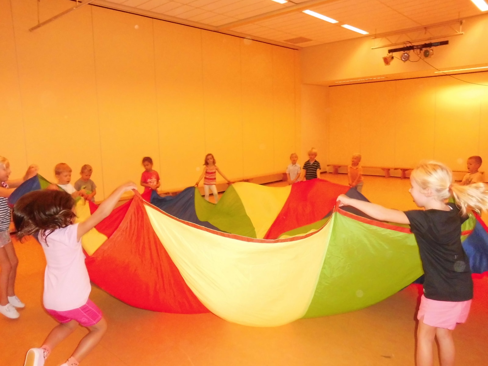 groep 1-2 met de parachute in de speelzaal - De Ontdekkers