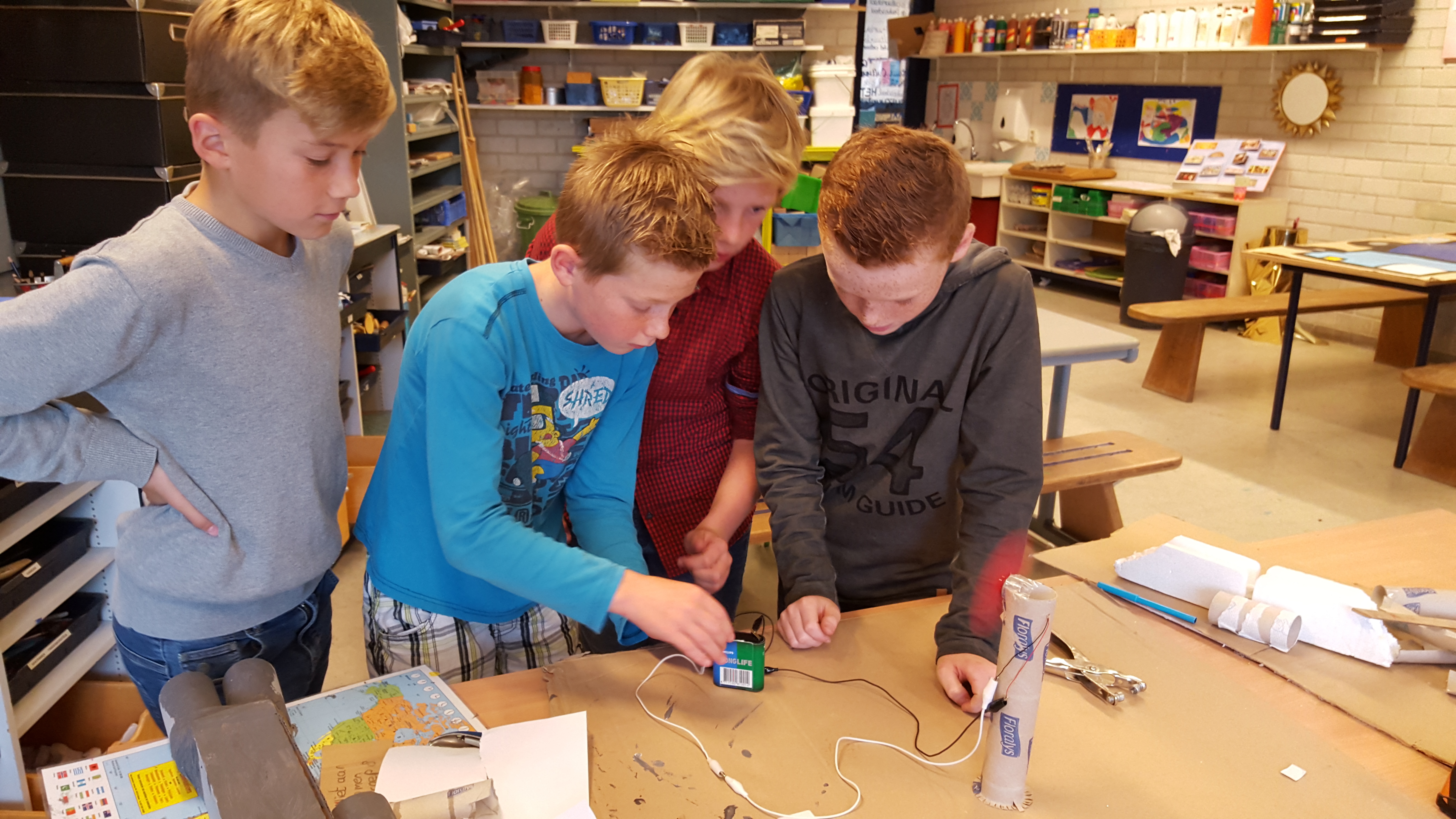 groep 8 maakt een testopstelling