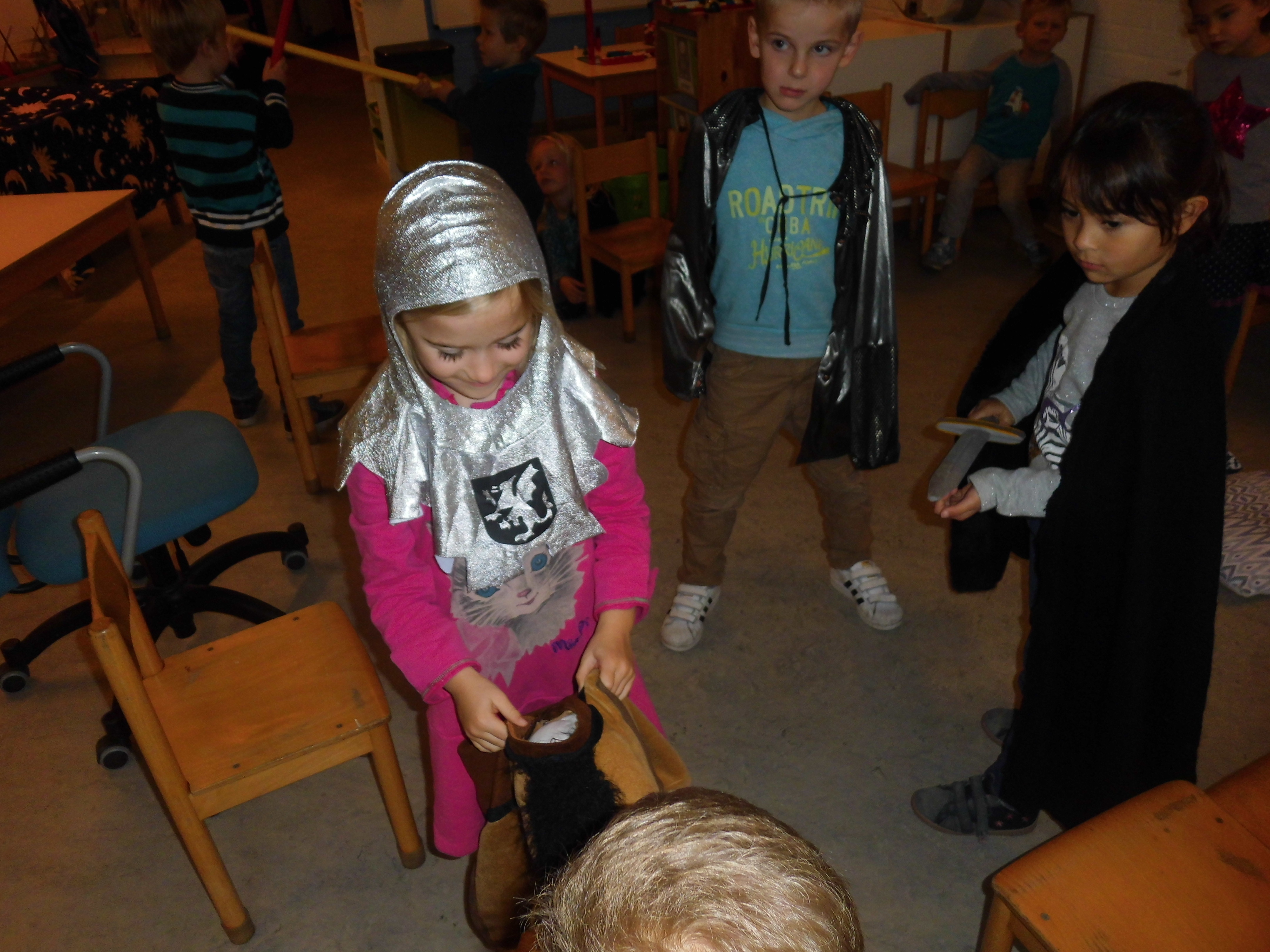 groep 1-2 Sint Maarten voorstelling voor de dieren in fabeltjesland