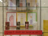 kaarsjes in de vitrine