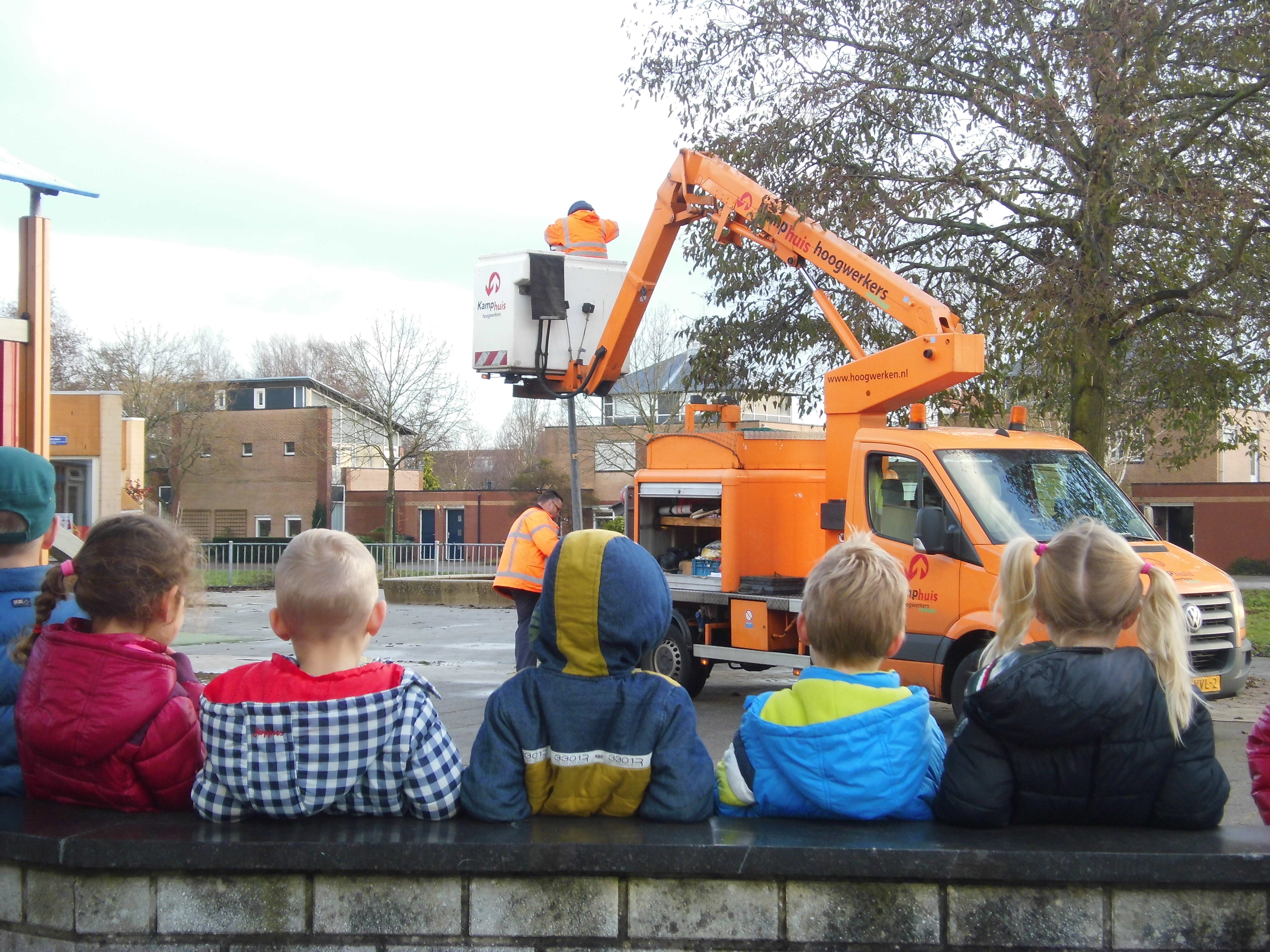 groep 1-2 Winterklaar maken van het plein.