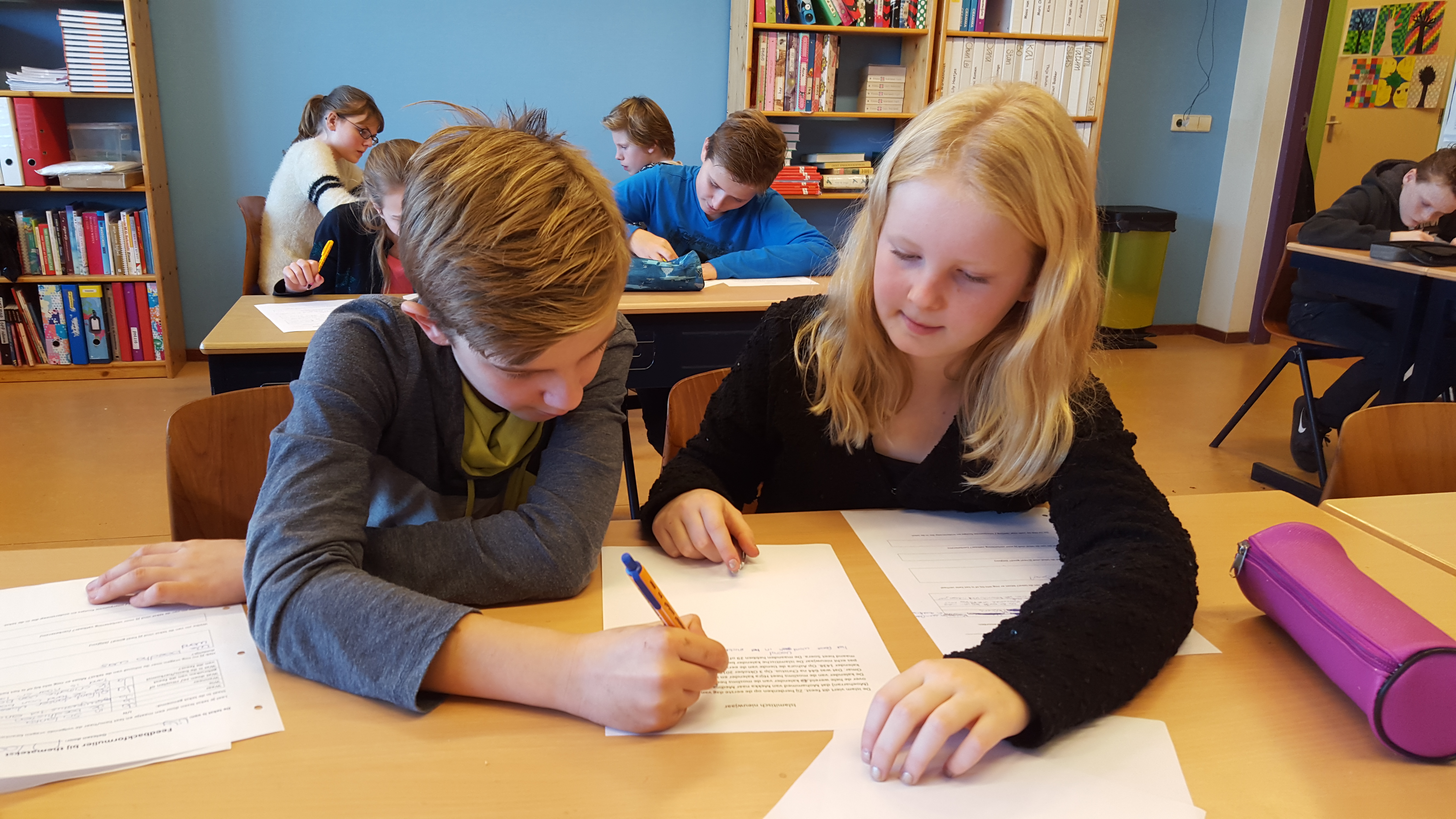 groep 8 geeft elkaar feedback op themateksten