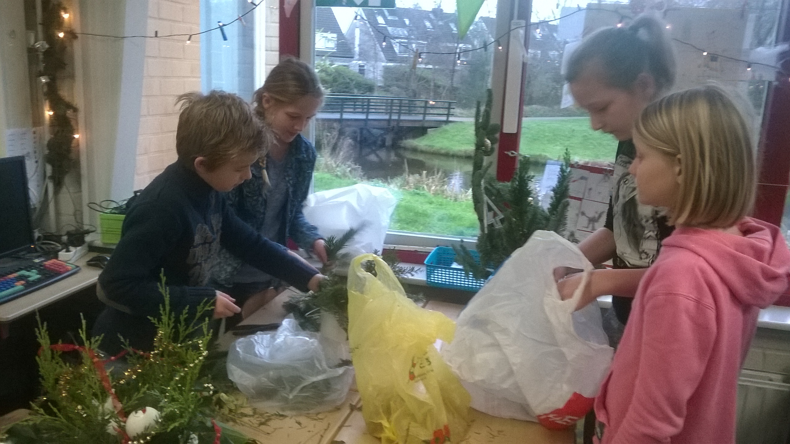 groep 3/4 kerststukjes maken