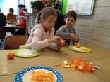 mandarijnen pellen voor de heksensalade