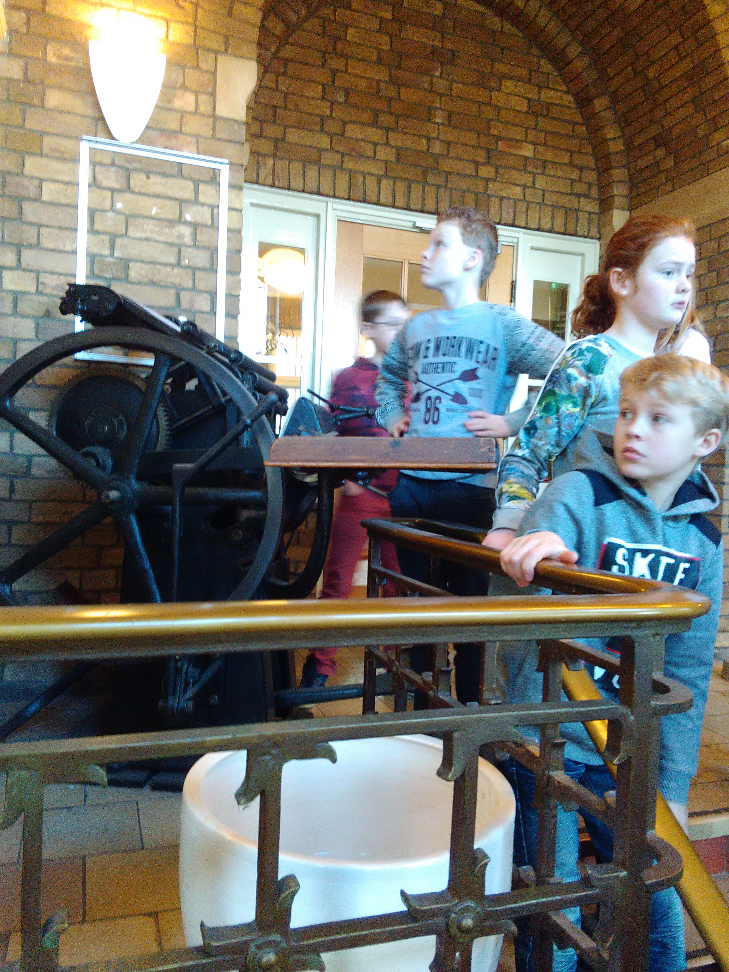 Schoolredactie op bezoek bij de echte redactie van de Uitkijkpost