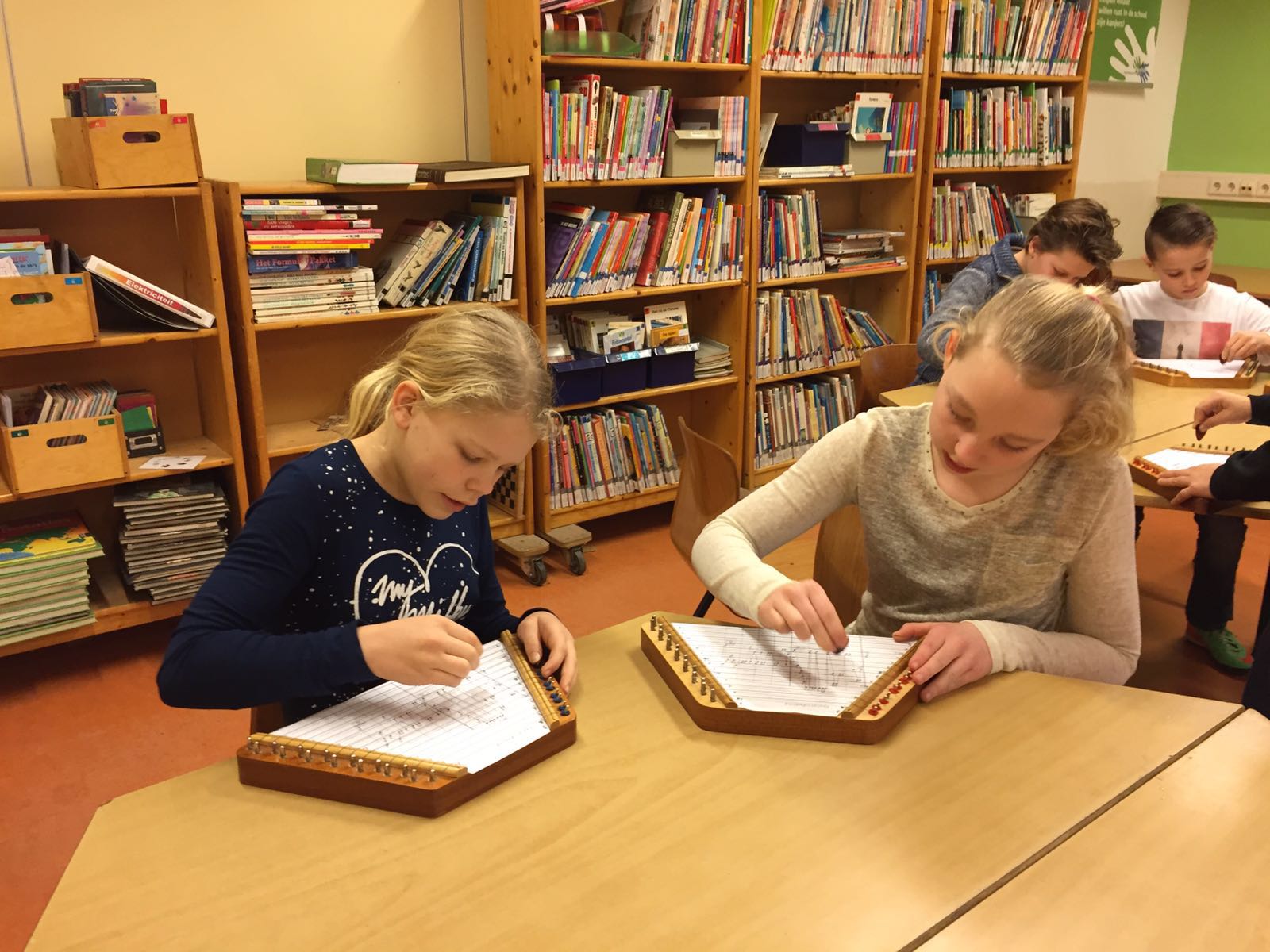 Het schoollied wordt ingestudeerd door groep 7