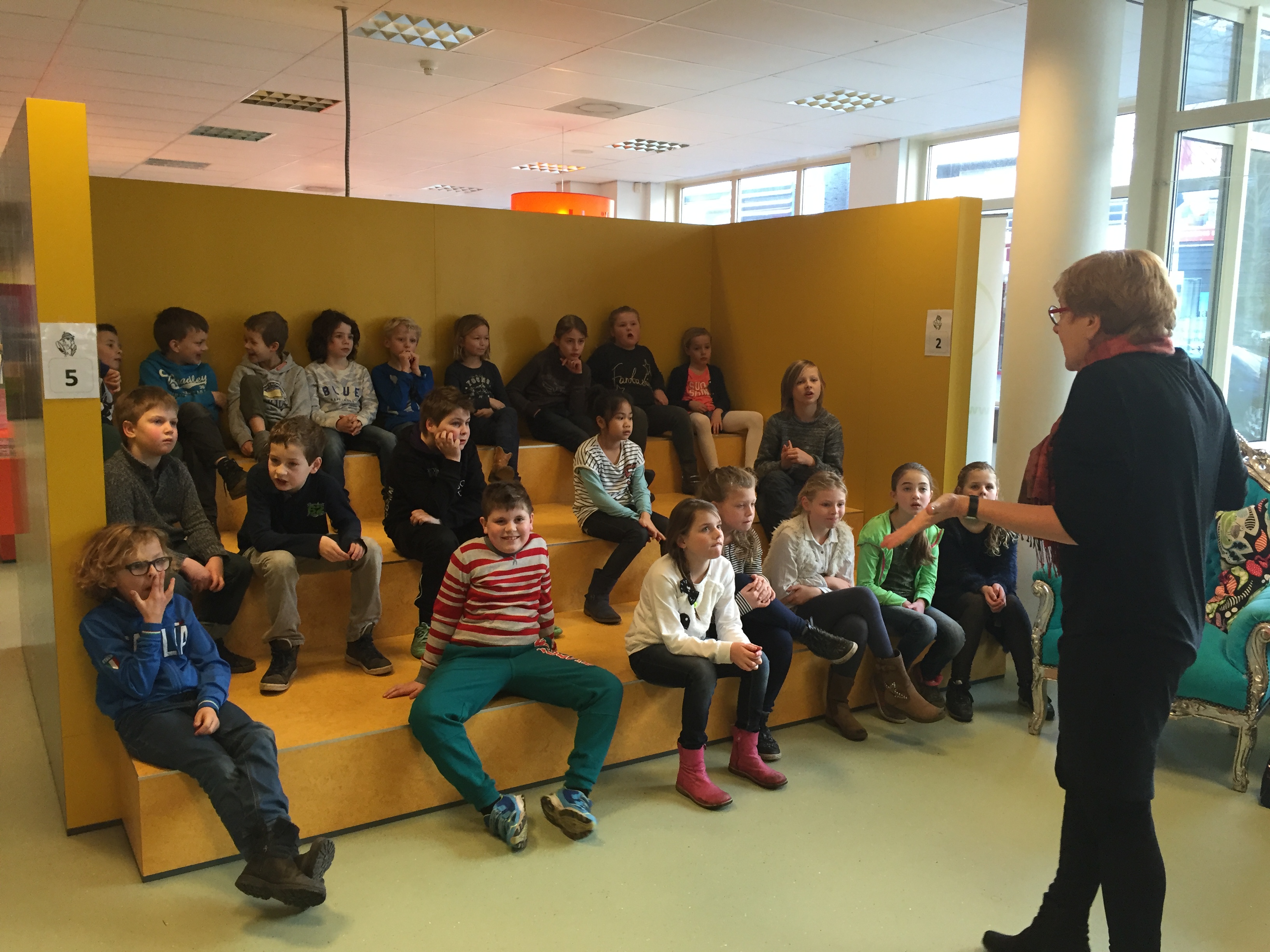 Groep 5 naar de bieb! 