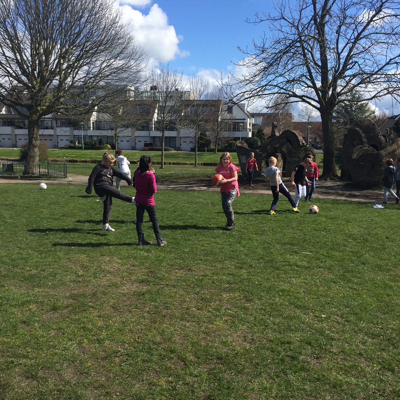 Groep 5 helemaal klaar voor het schoolvoetbaltoernooi!