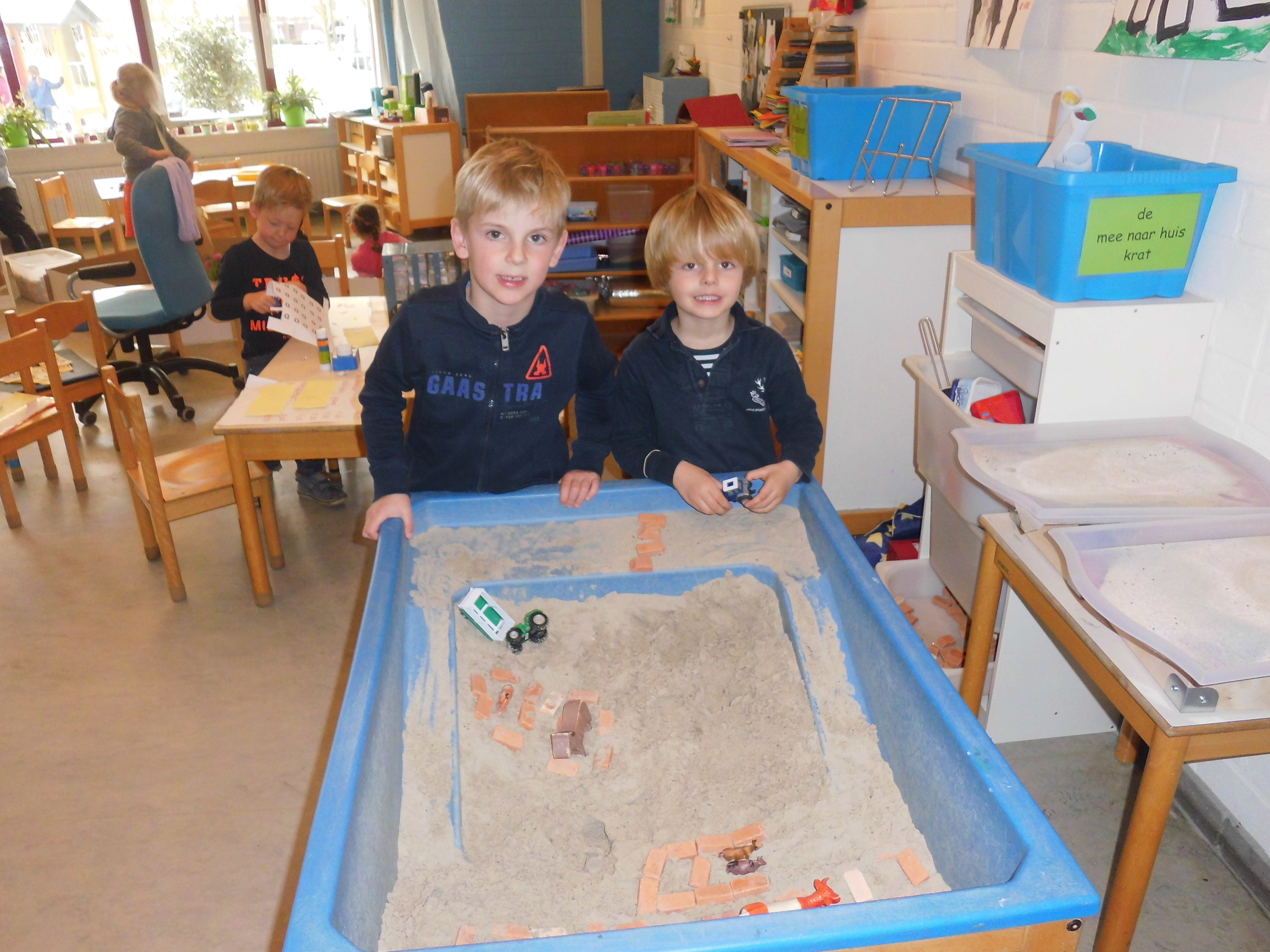 de laatste voorbereidingen voor de Ghana-avond in groep 1/2