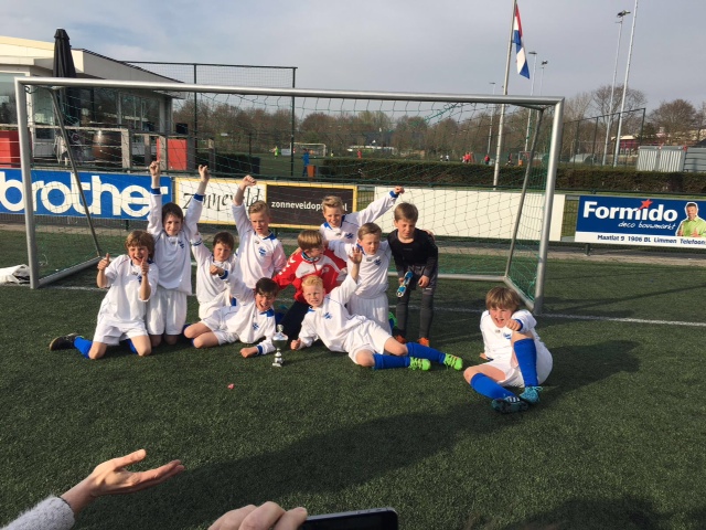 Groep 6 schoolvoetbal en opening Kunstuitleen