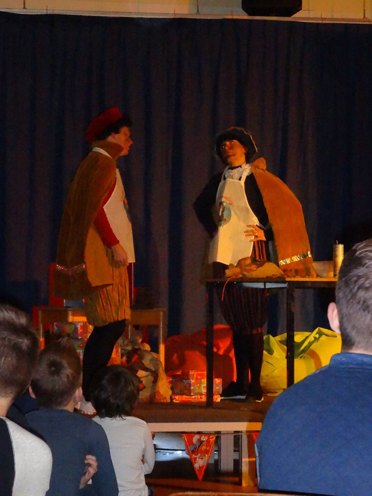 Team Paulusschool voert Sinterklaastoneelstuk op