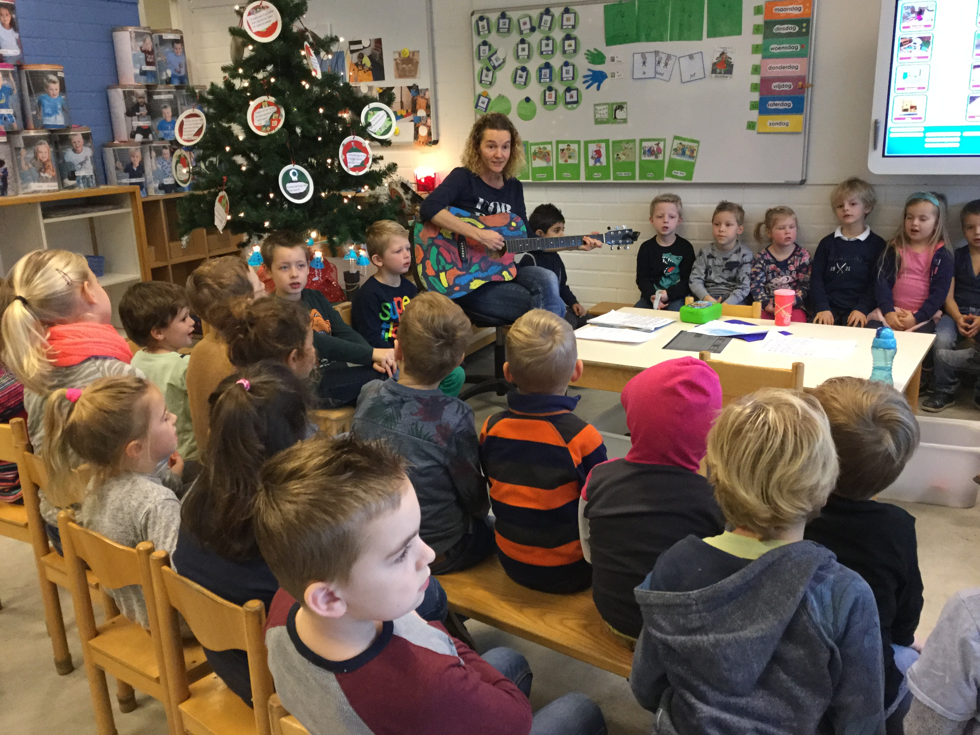 Groep 1-4 oefent de kerstliedjes