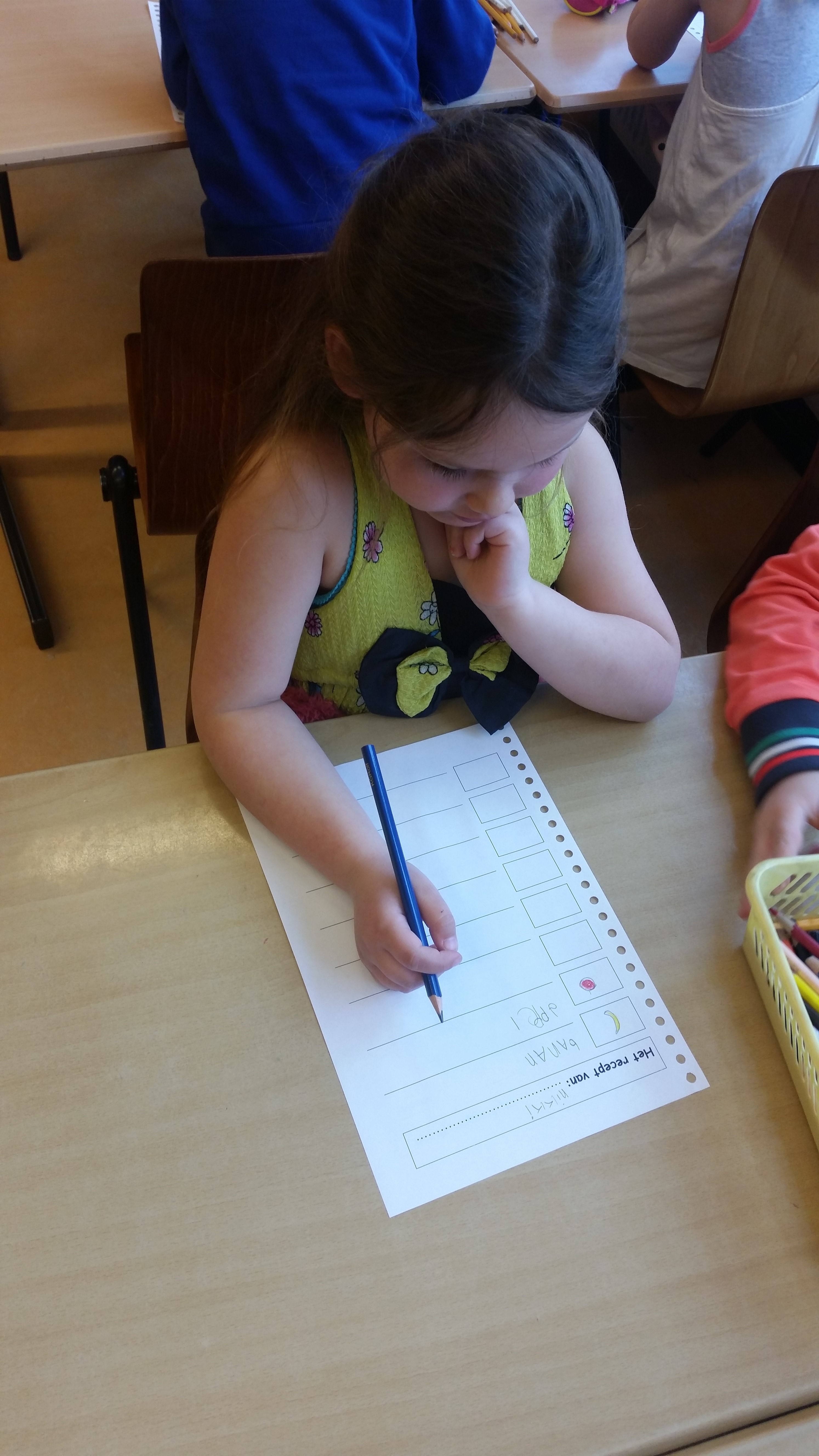 Peuters op bezoek bij de kleuters