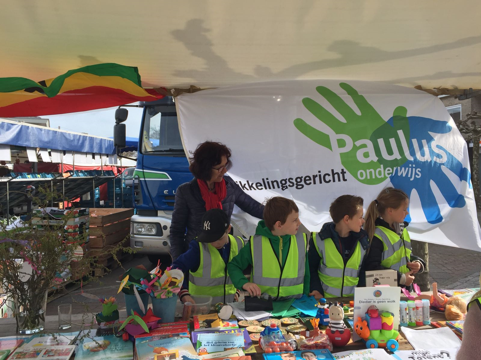 Groep 3-4 met een eigen kraam op de weekmarkt van Heiloo!