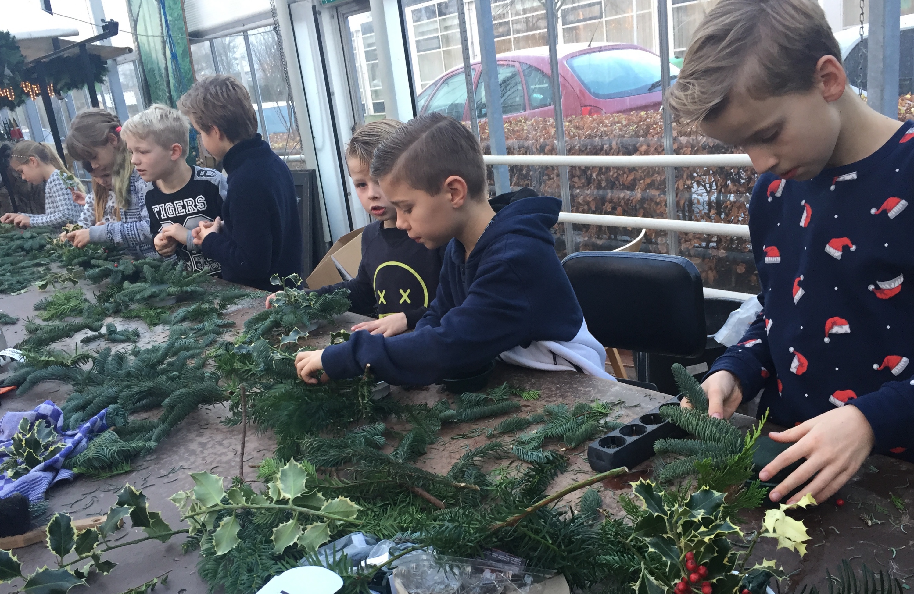 Groep 5/6 maakt kerststukjes bij ‘De buitenkans’ 