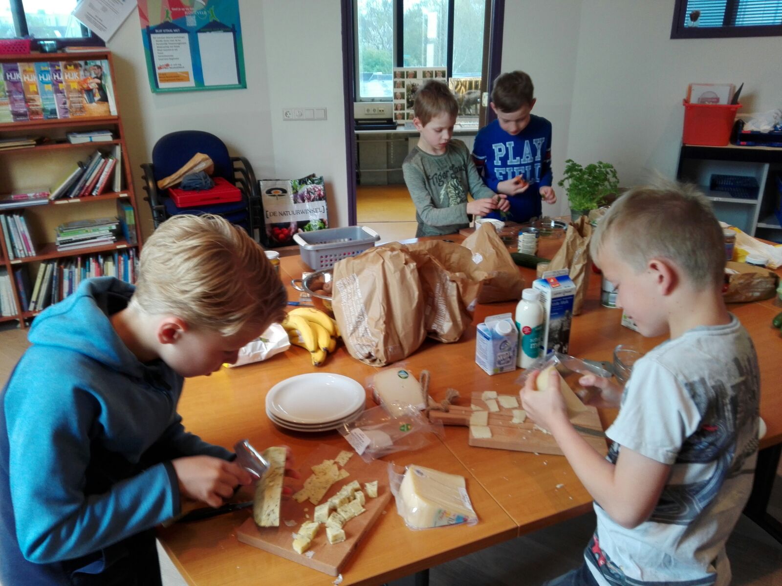 Groep 5-6 krijgt lunchworkshop met producten van de boerderij 