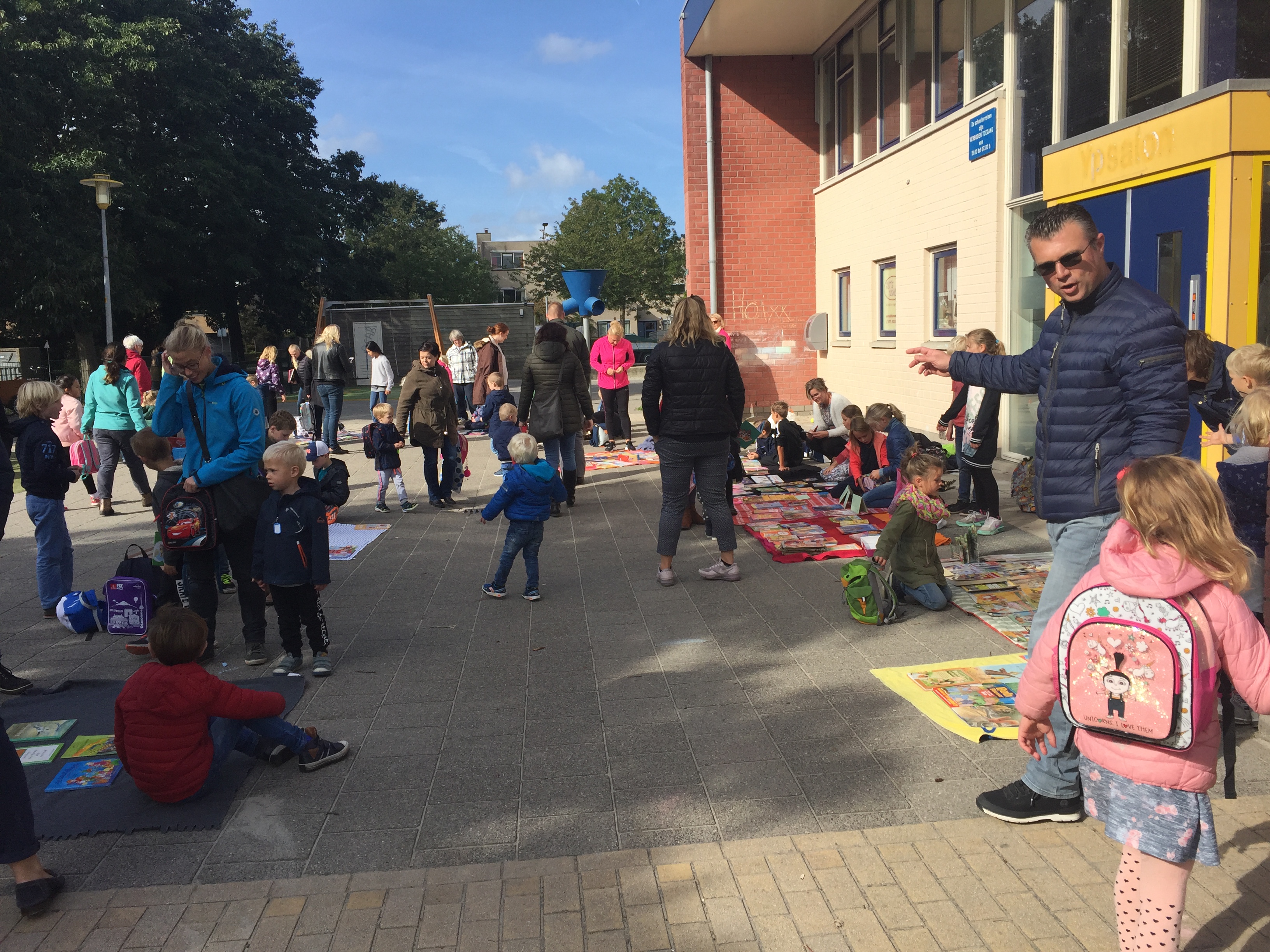 Zonnige en gezellige boekenmarkt