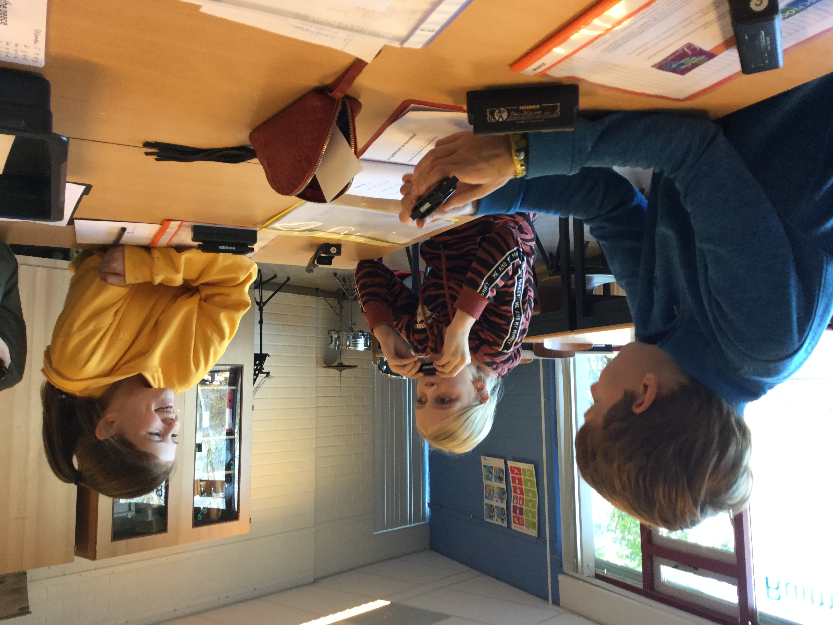 Groep 7 speelt mondharmonica 