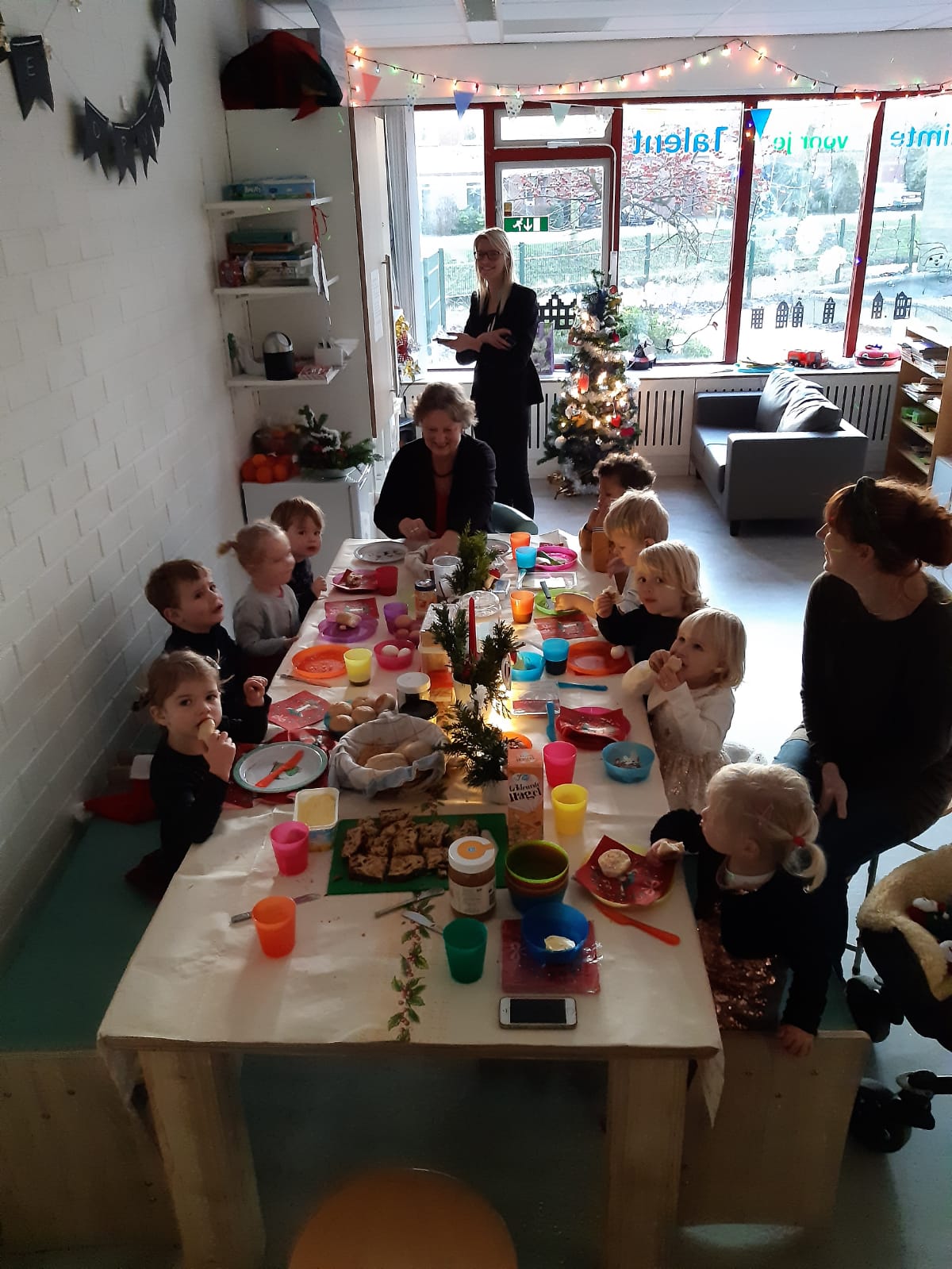 Feestelijk kerstontbijt bij de peuters