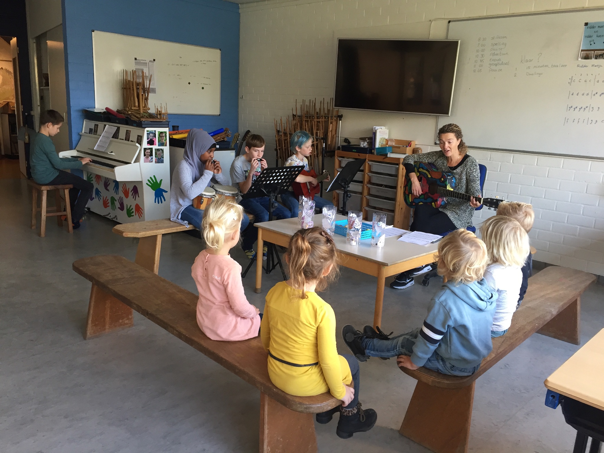 De peuters maken muziek met groep 7-8
