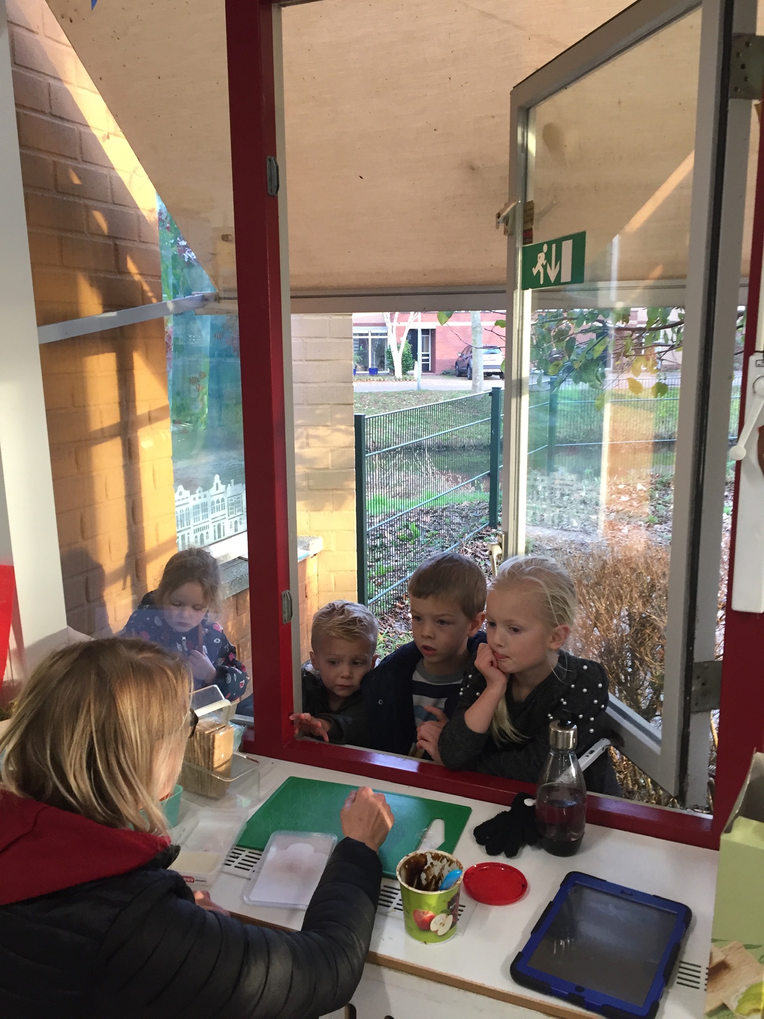 Crackertjeswinkel bij de opvang 