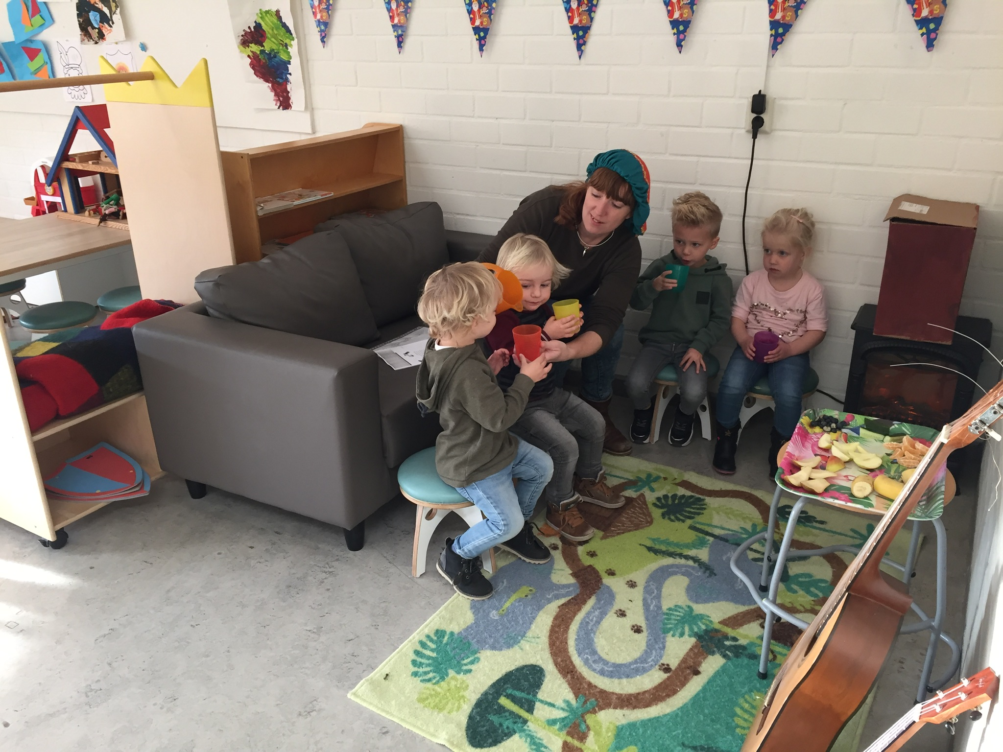 Peuters zingen bij het haardvuur