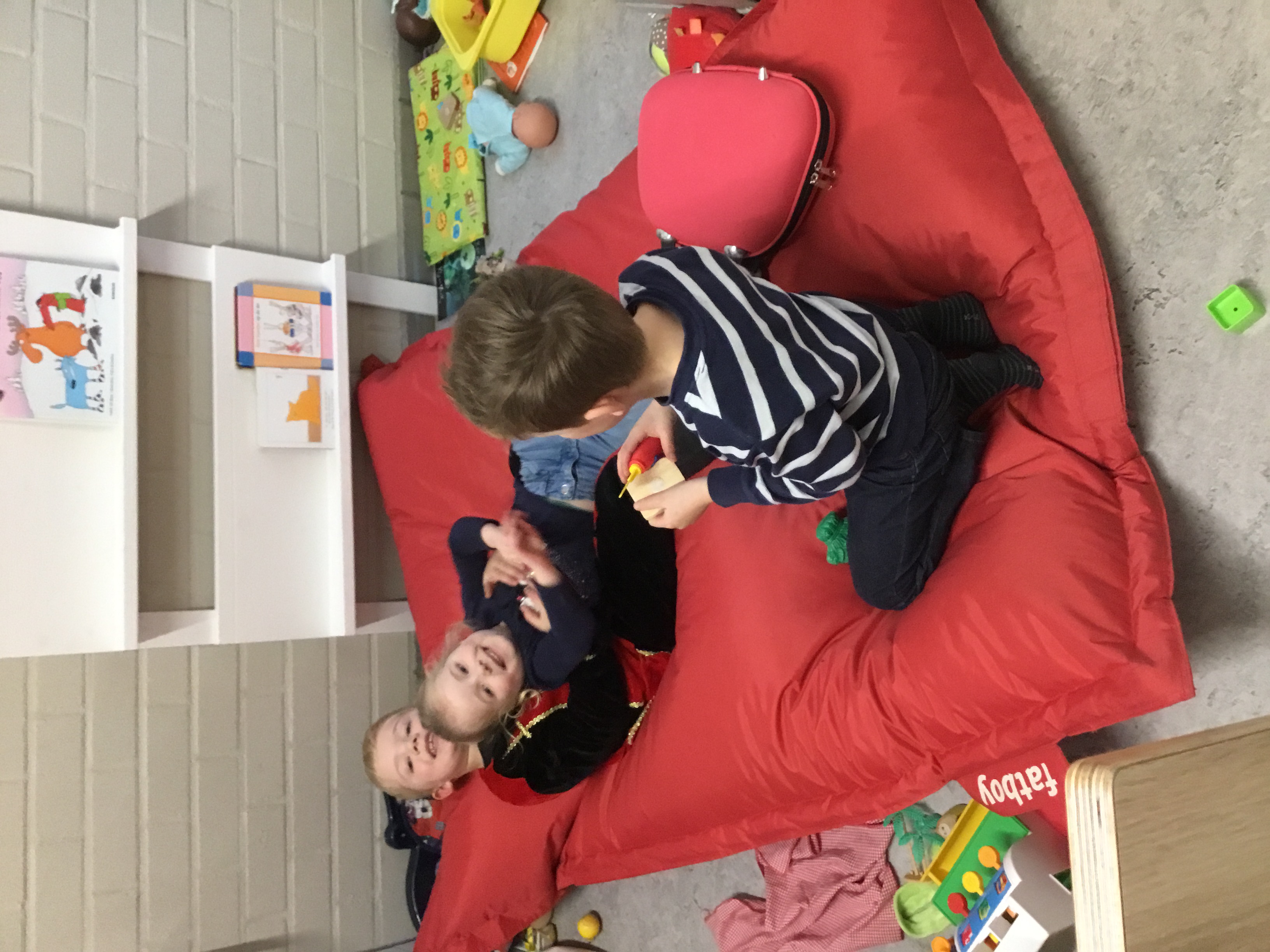 Pepernoten bakken bij de opvang