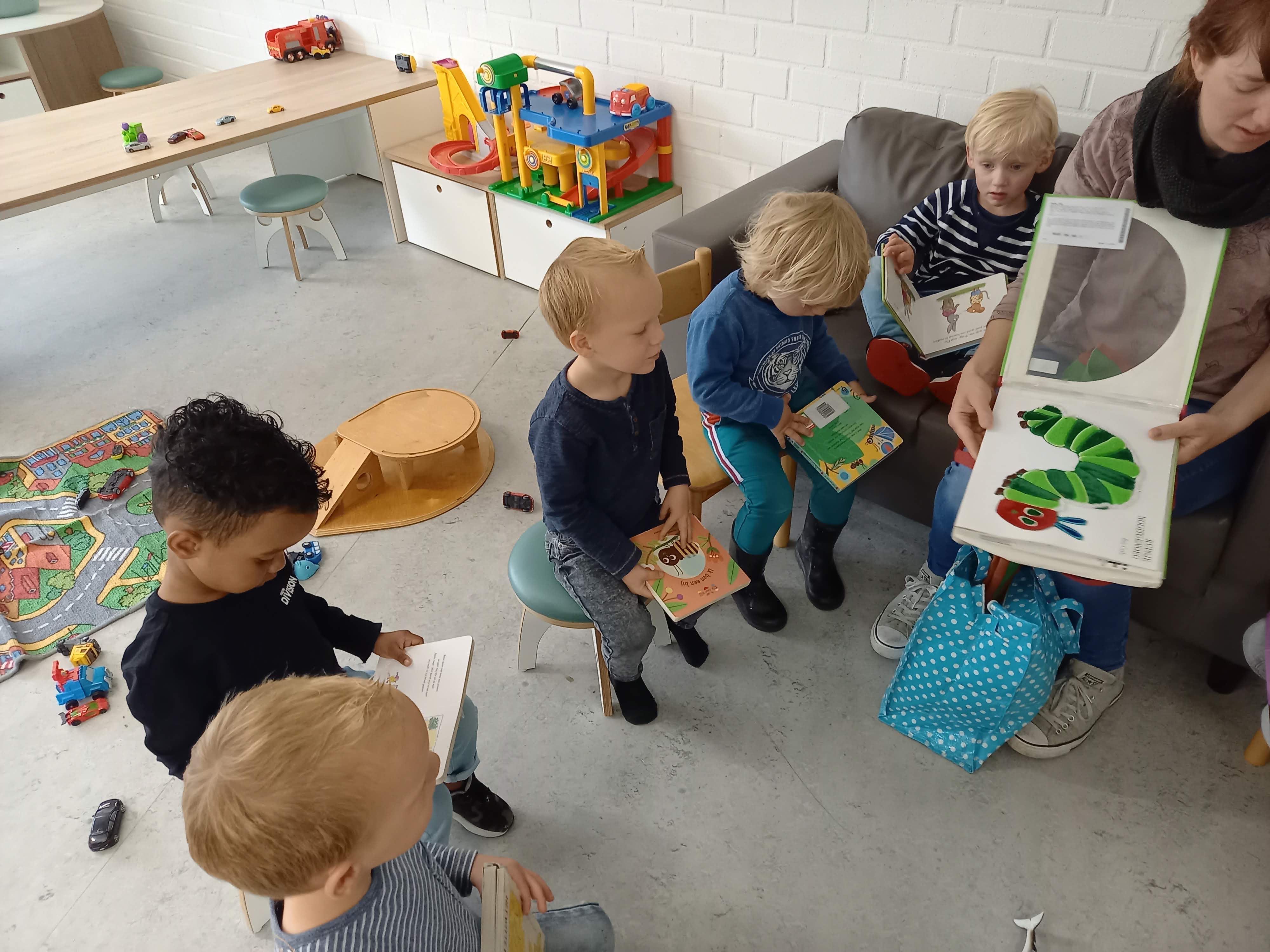 Peuters duiken in de boeken