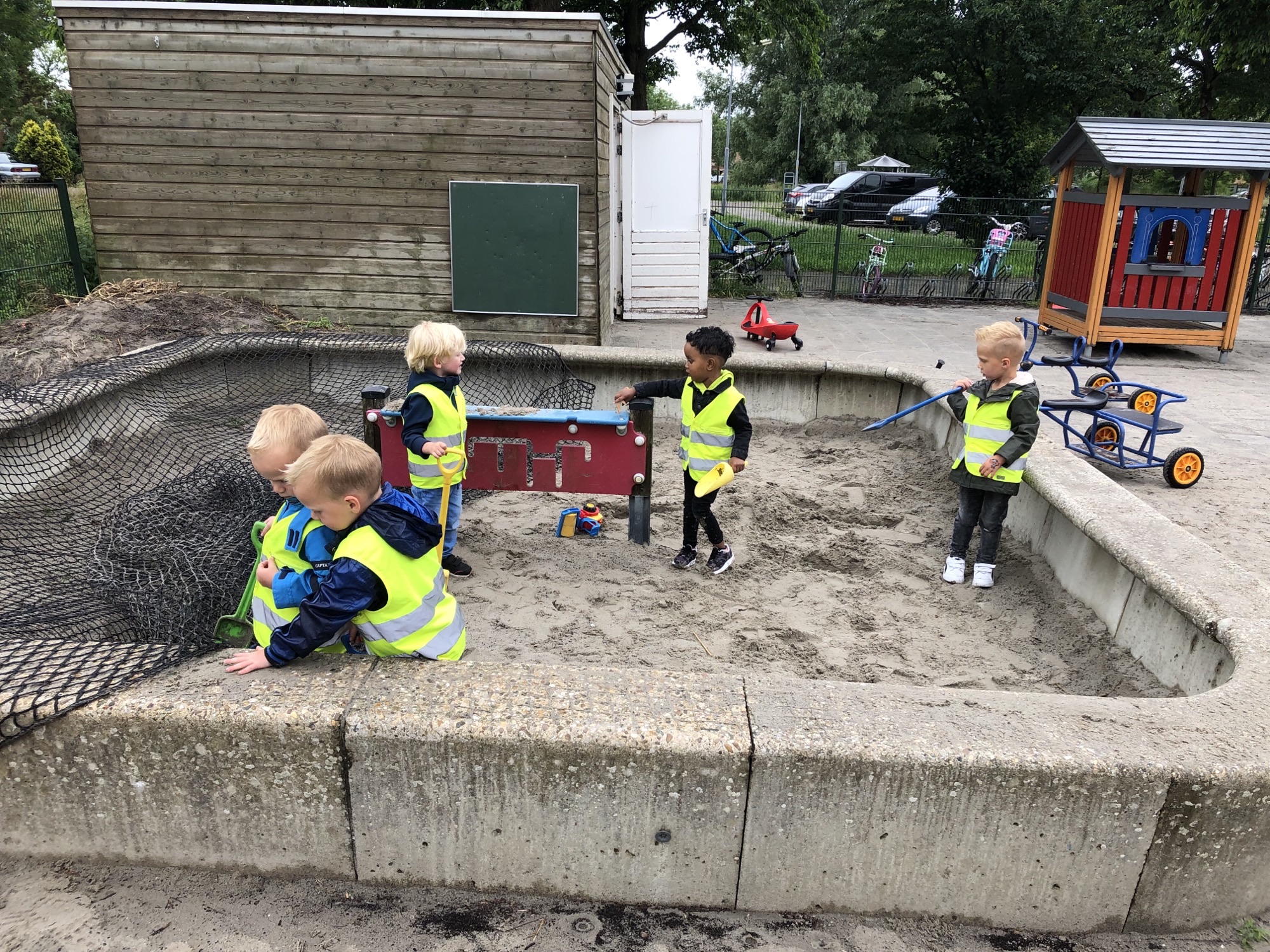 Lekker buitenspelen bij de peuters