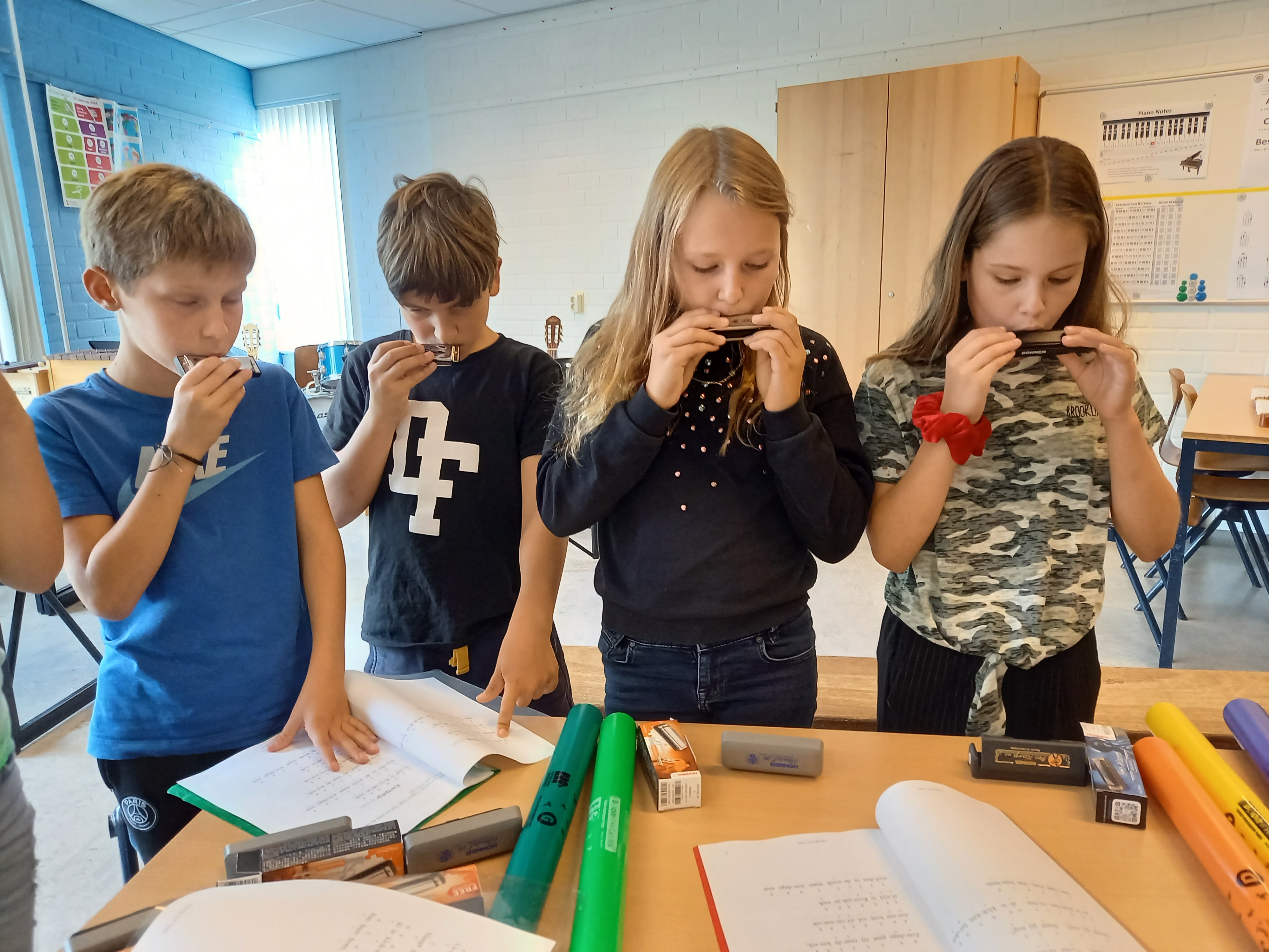 Mondharmonica spelen in groep 7-8