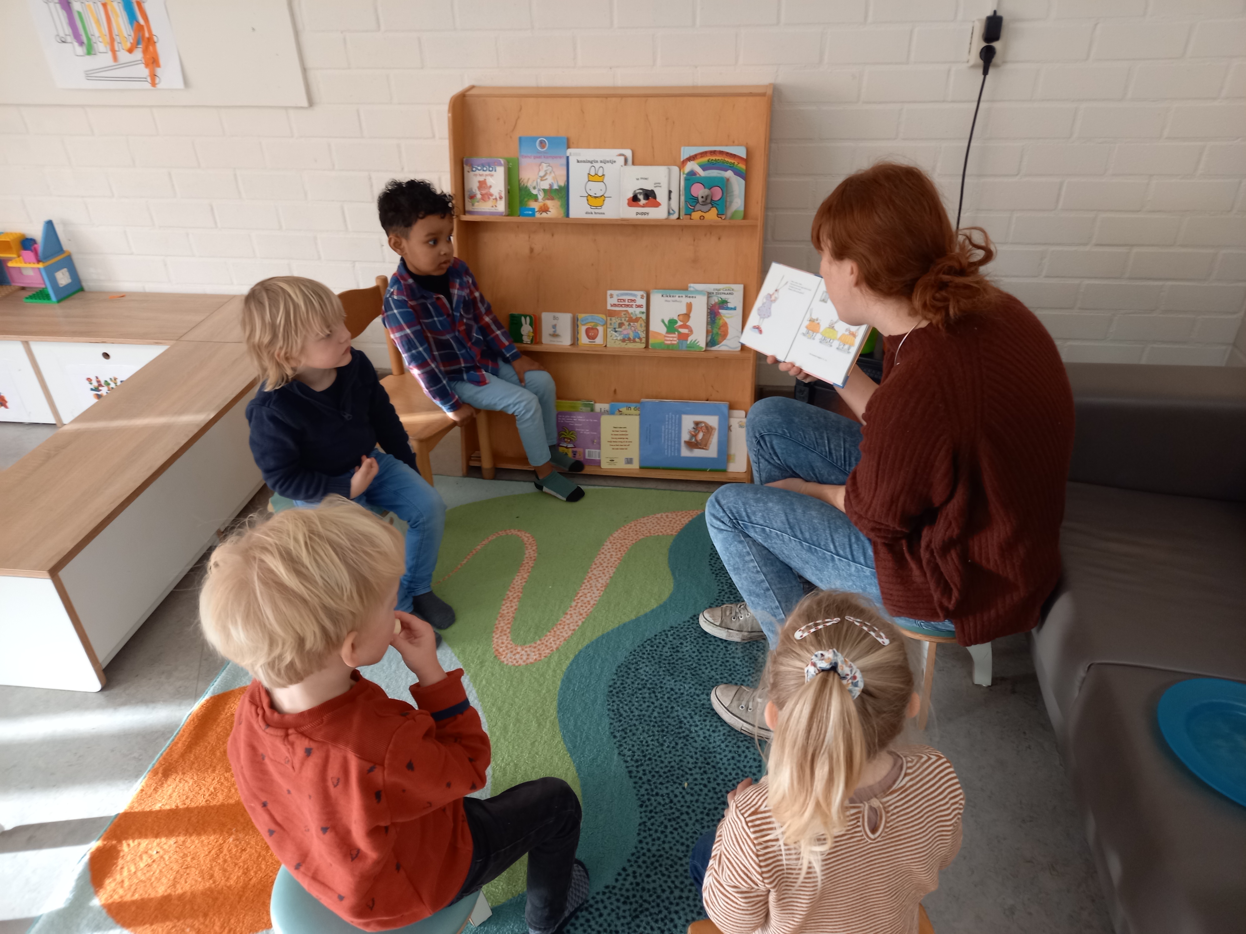 Lekker lezen en schilderen bij de peuters