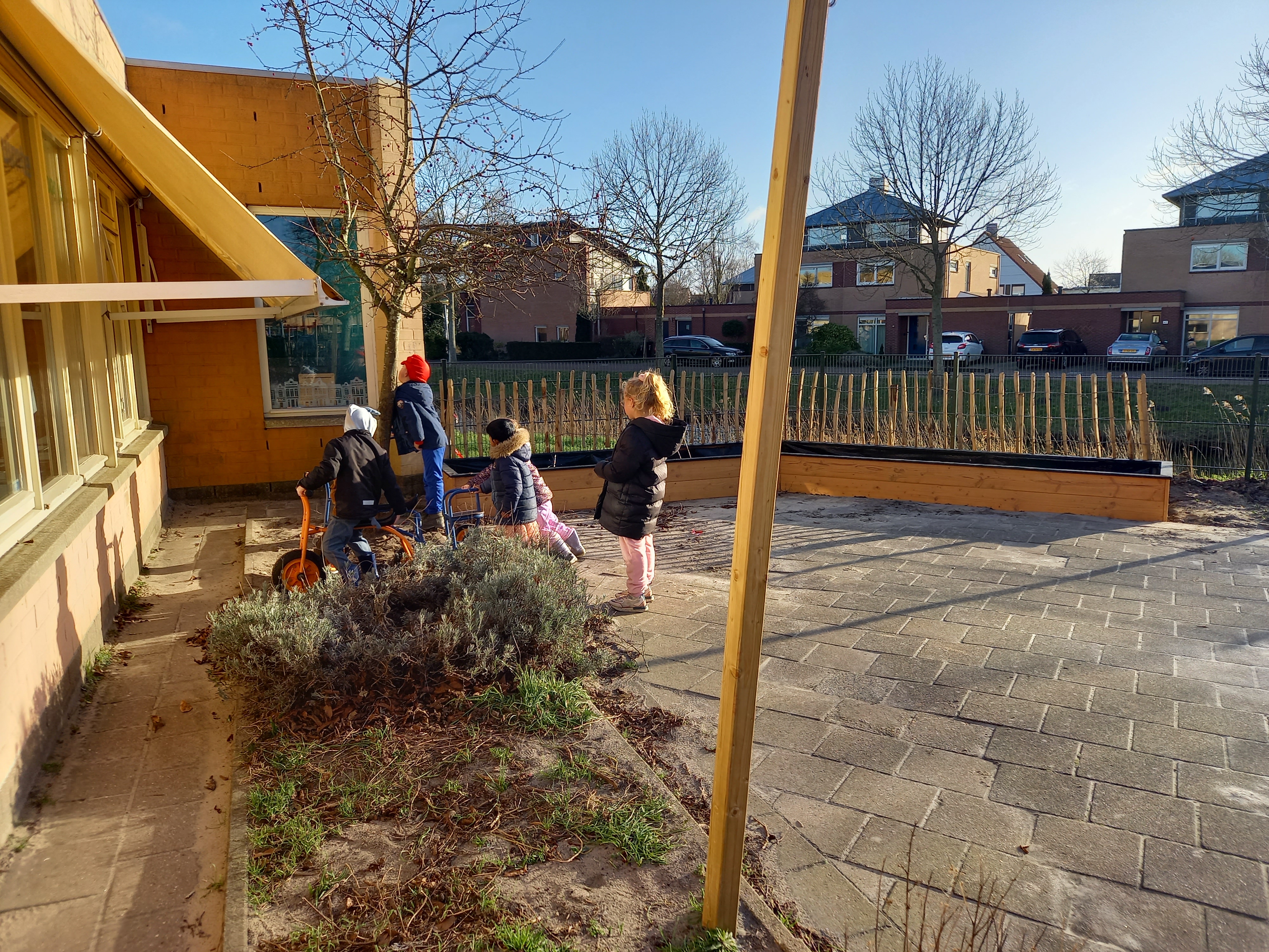 Prachtige plantenbakken op het plein!