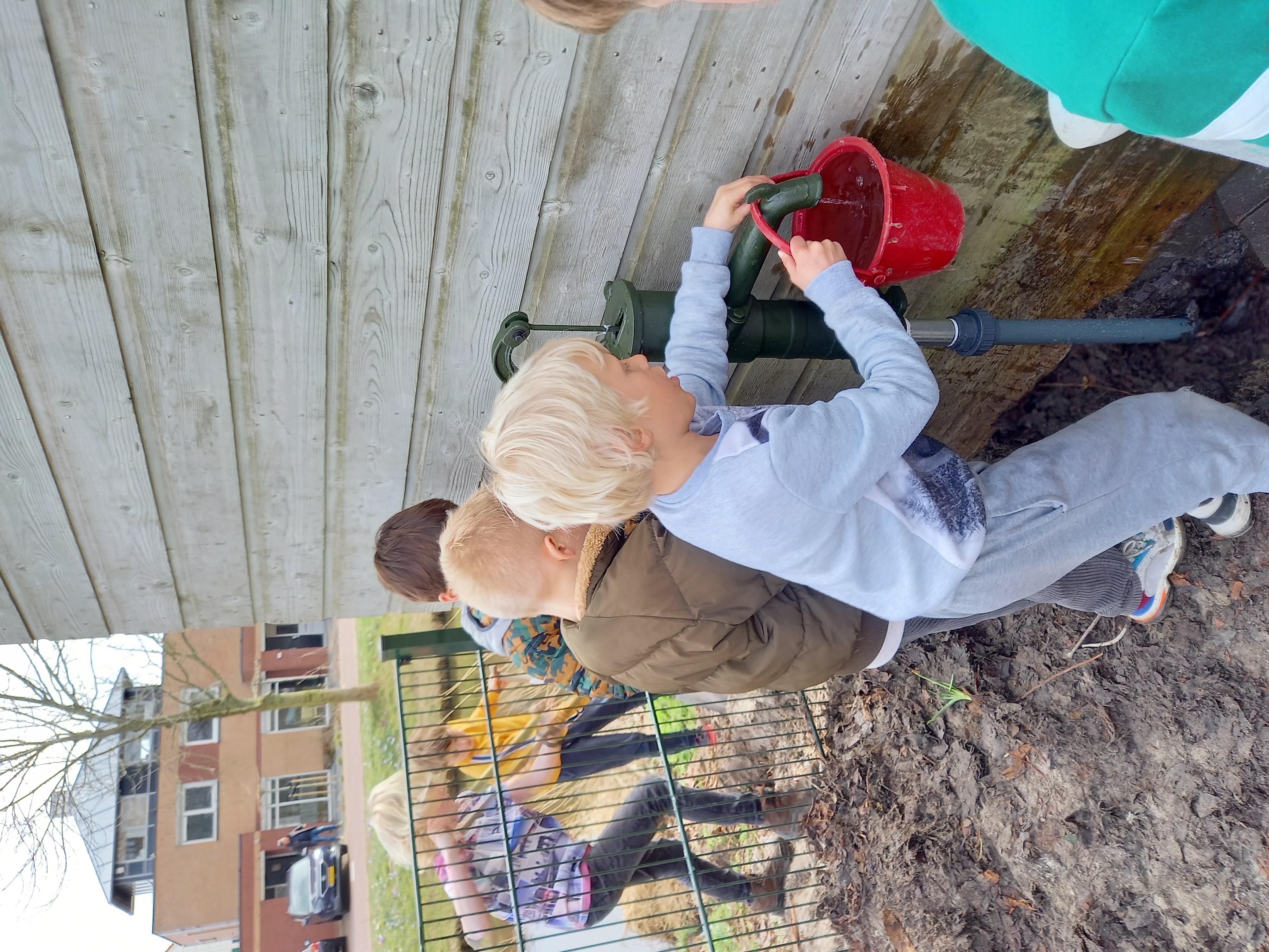 Een echte waterpomp op het plein!