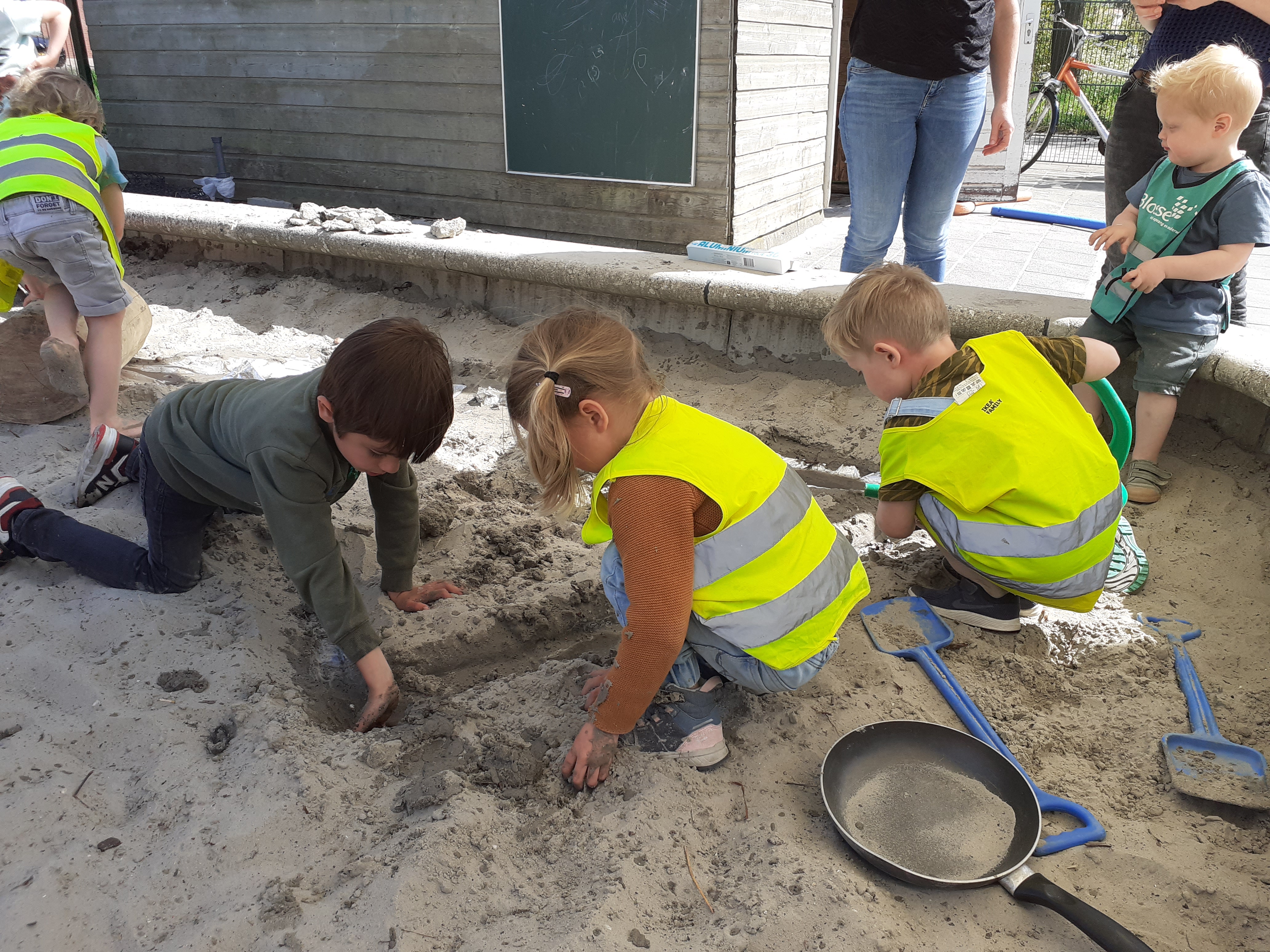 Hoe maak je een rivier in de zandbak?
