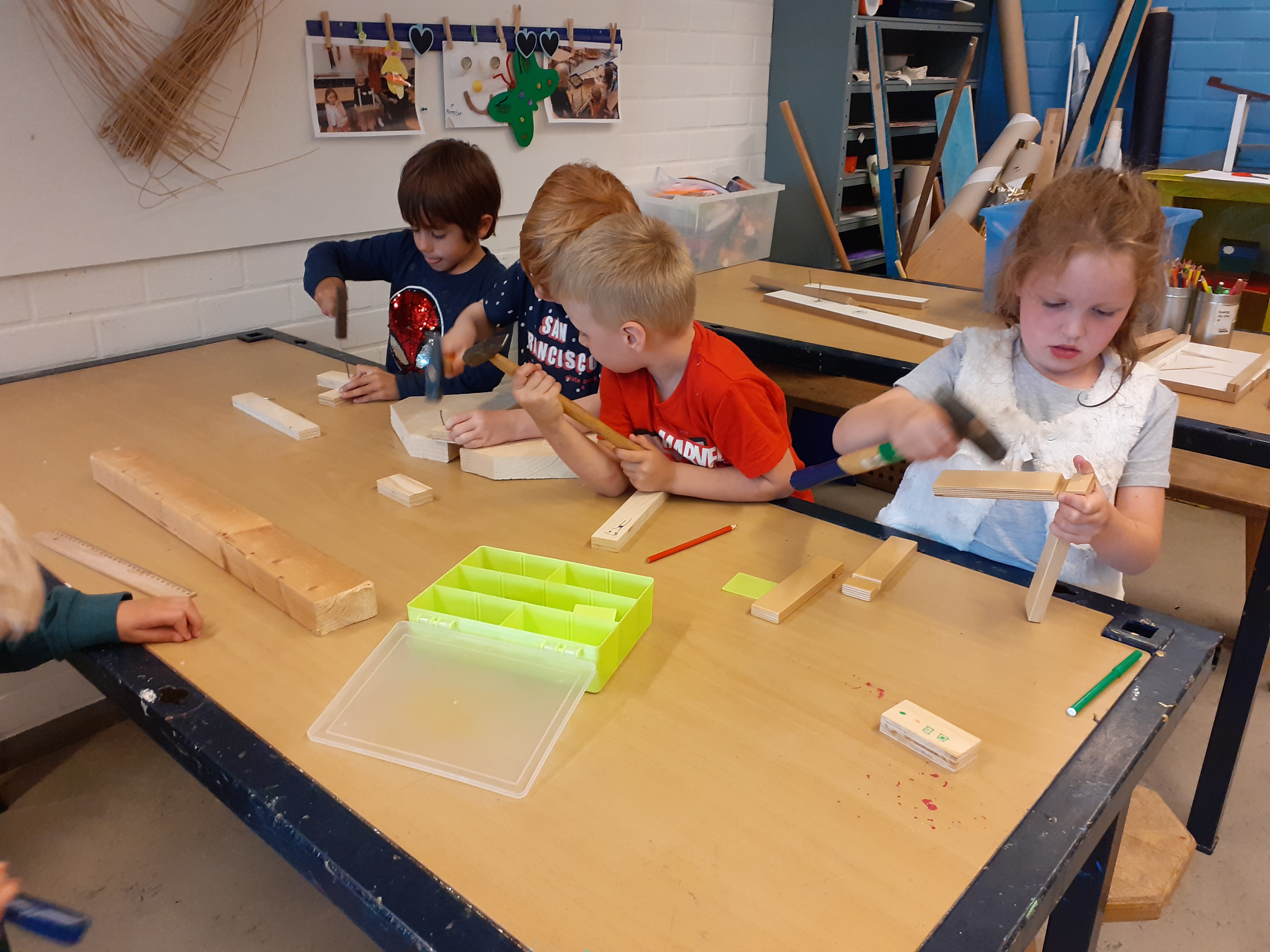 Op de BSO aan de slag met een hamer, hout en verf