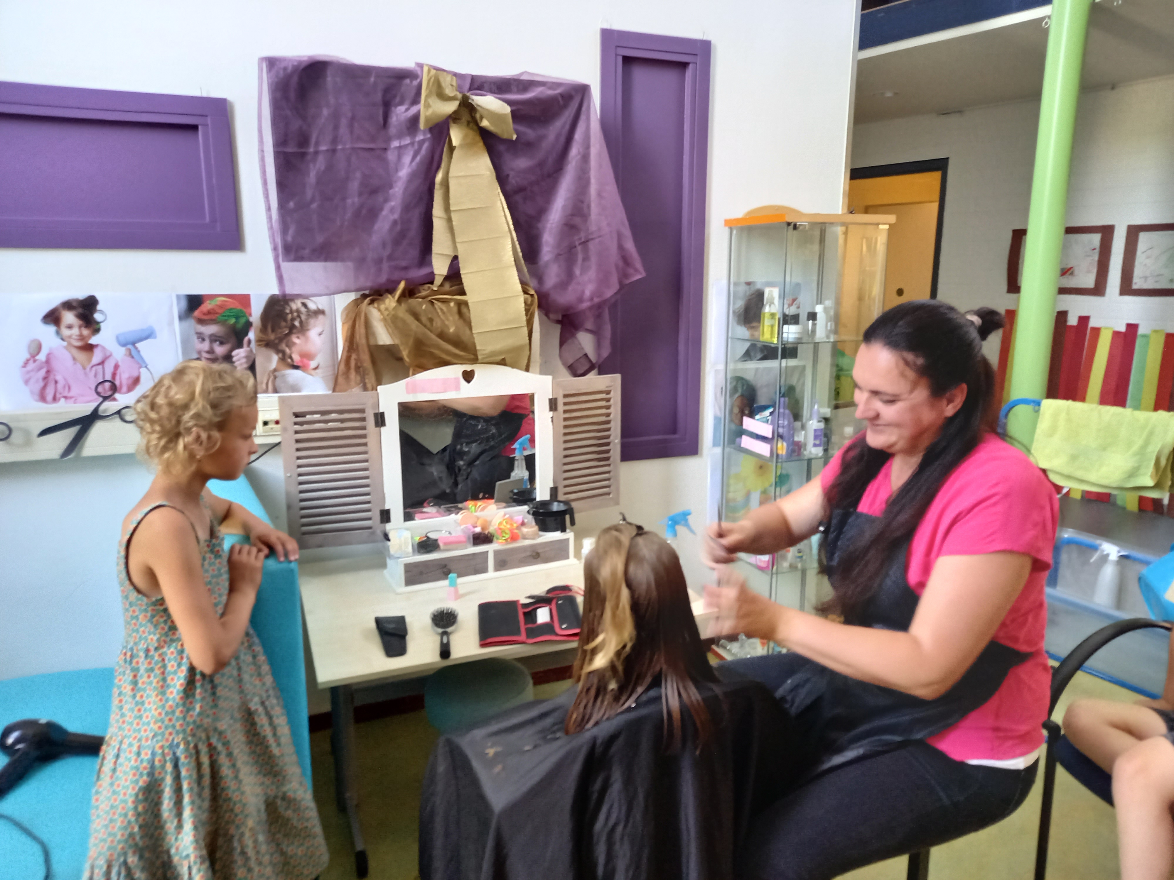 Kapster Daisy knipt voor Stichting Haarwens