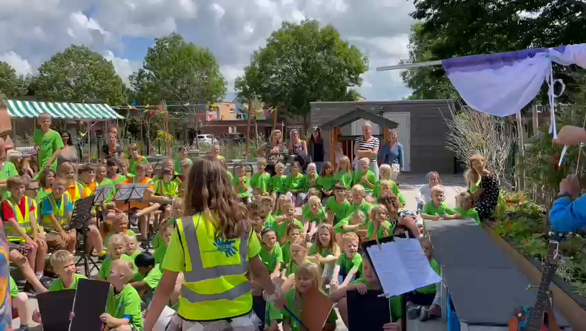 Film 3 - Nieuwe vlag ophijsen door wethouder en kinderburgemeester van Heiloo