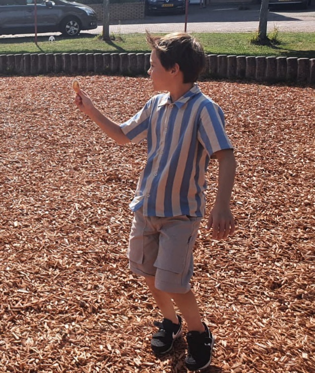 Munten zoeken in de speeltuin