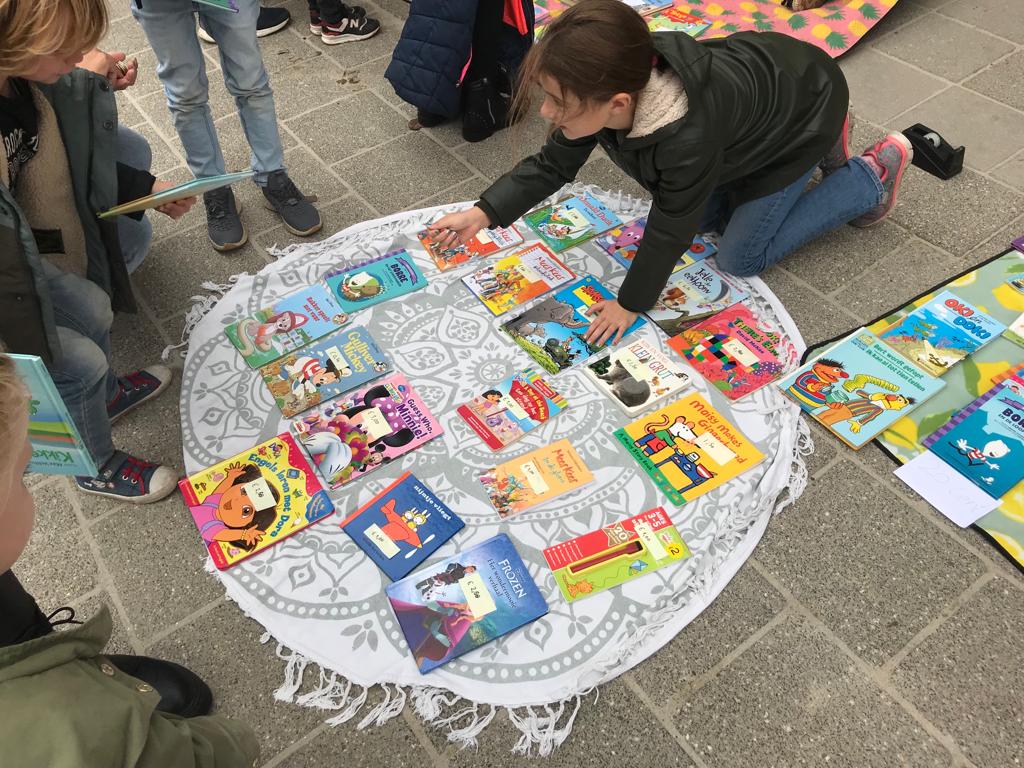 Gezellige boekenmarkt op het plein