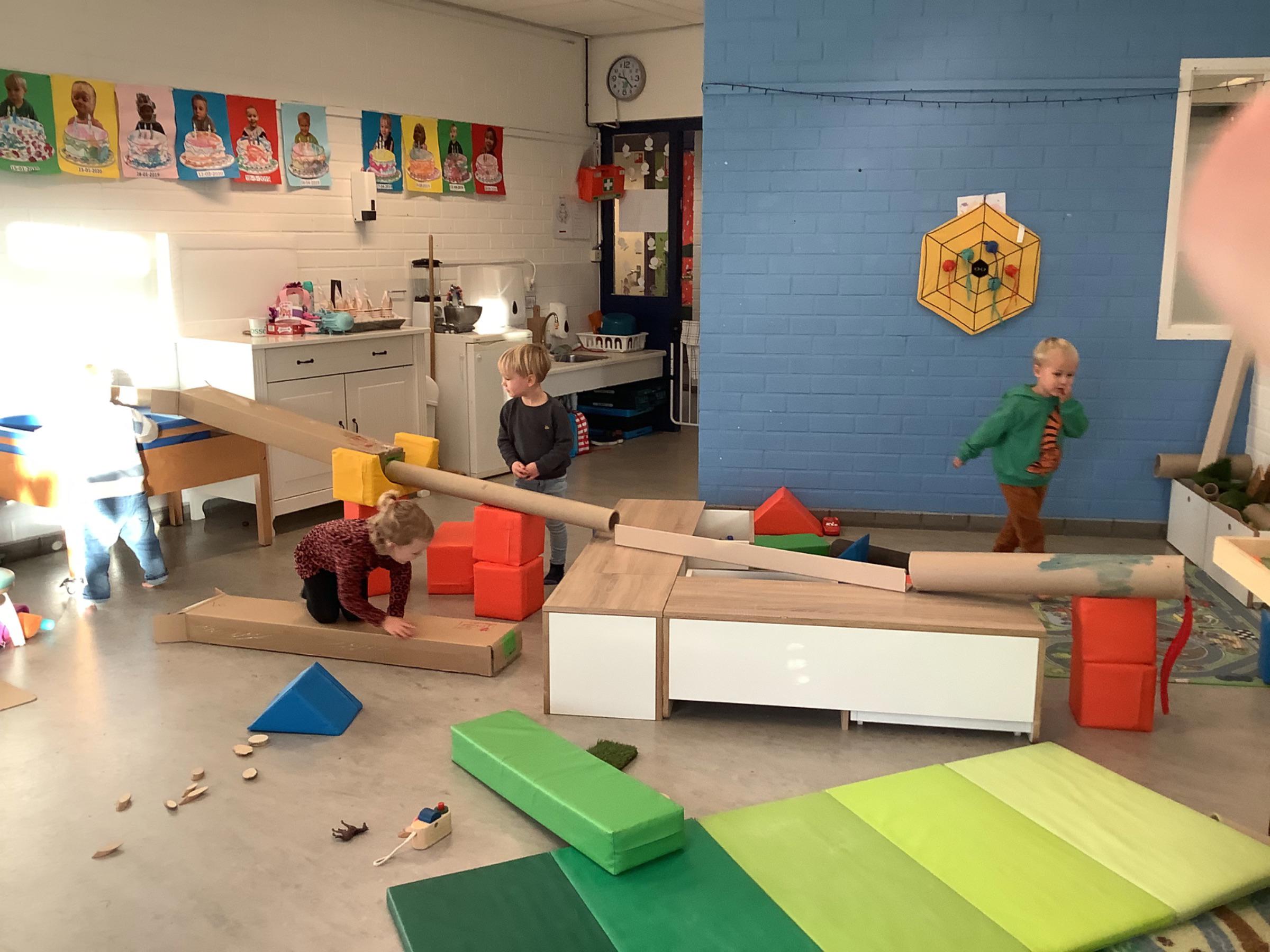 Peuters bouwen kastanjebaan!