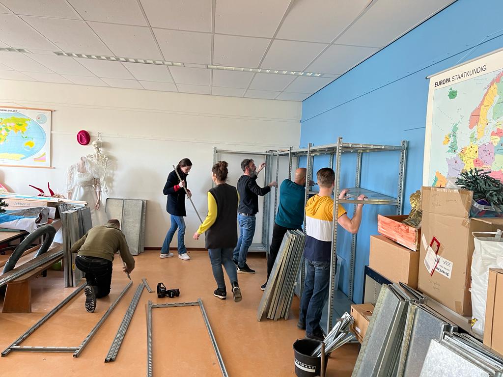 Ouders, bedankt! Stellingkasten voor opslaglokaal