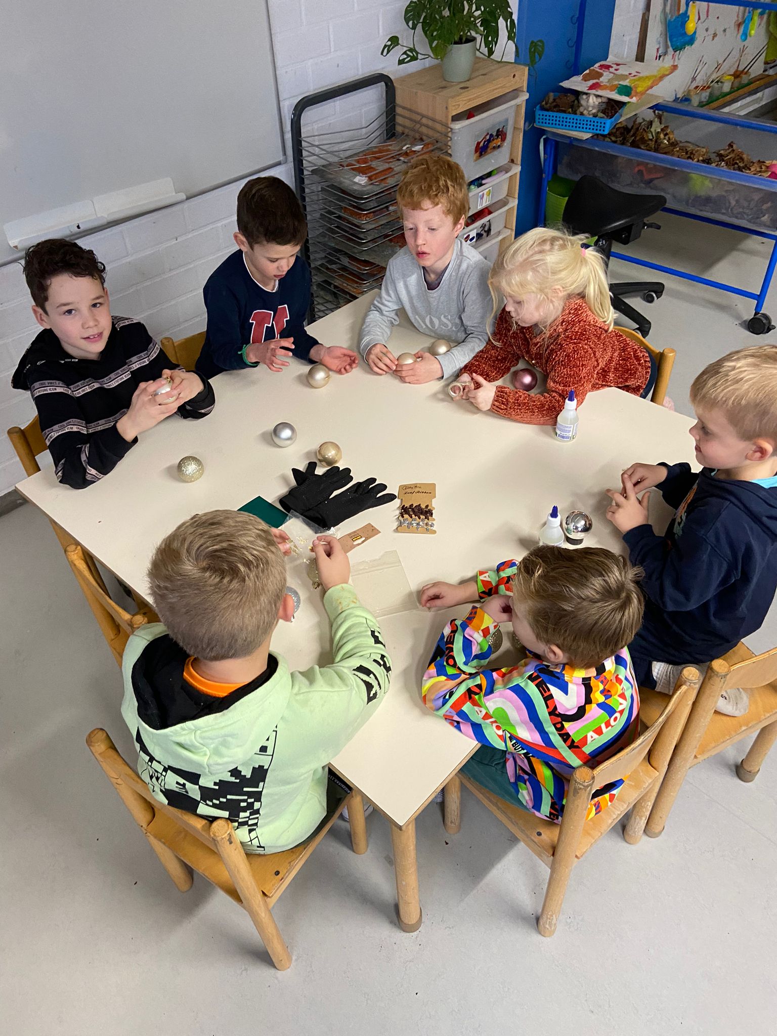 Kerstballen versieren