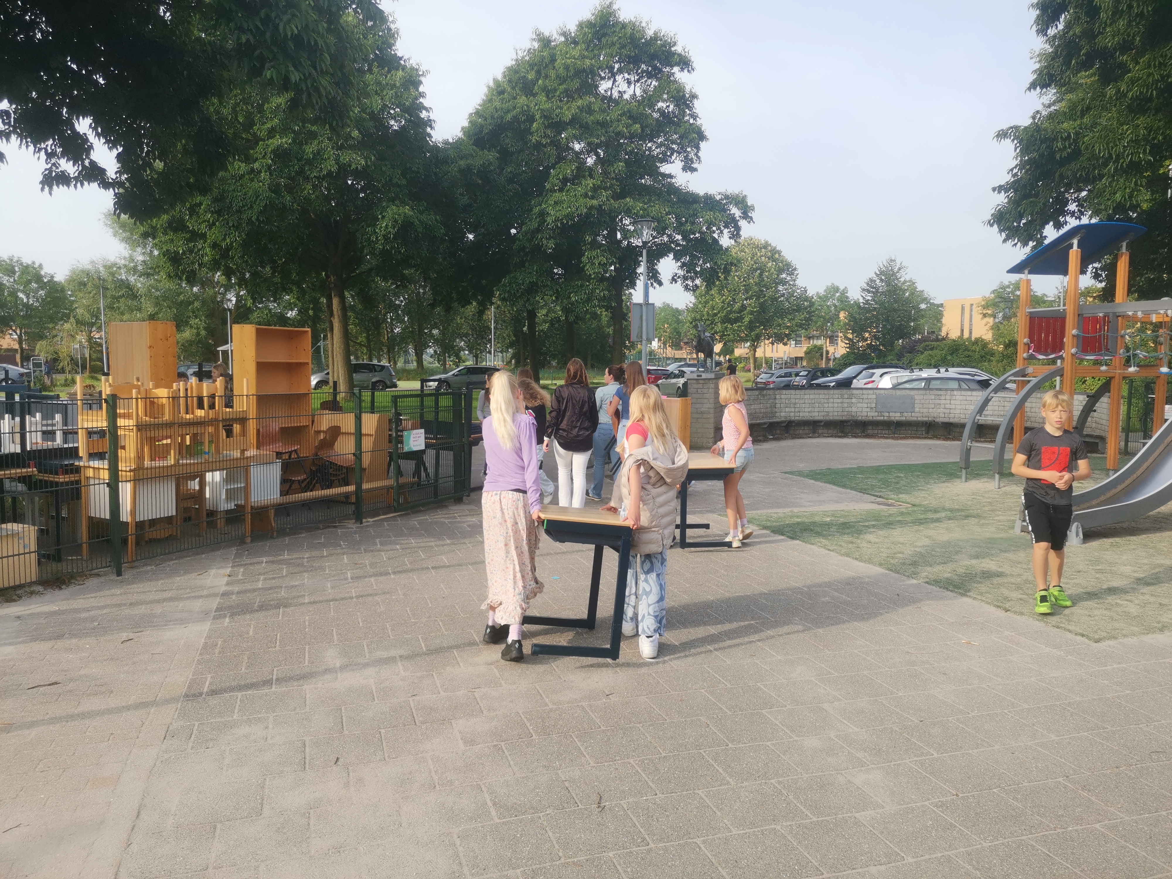 Oud Meubilair naar Oekraïne 