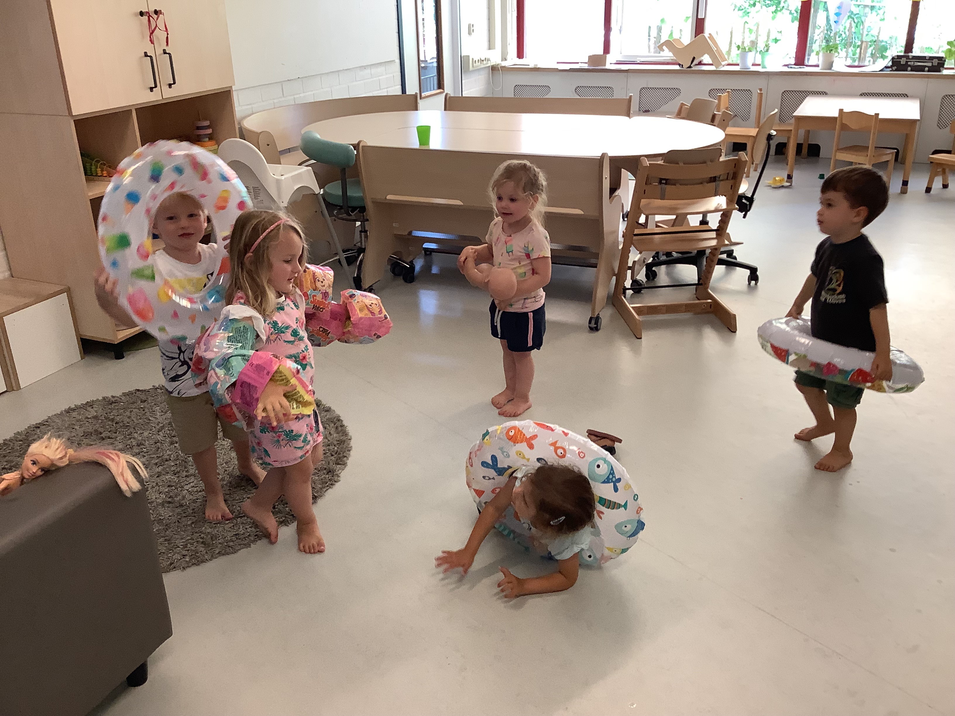 De peuters naar het "zwembad"