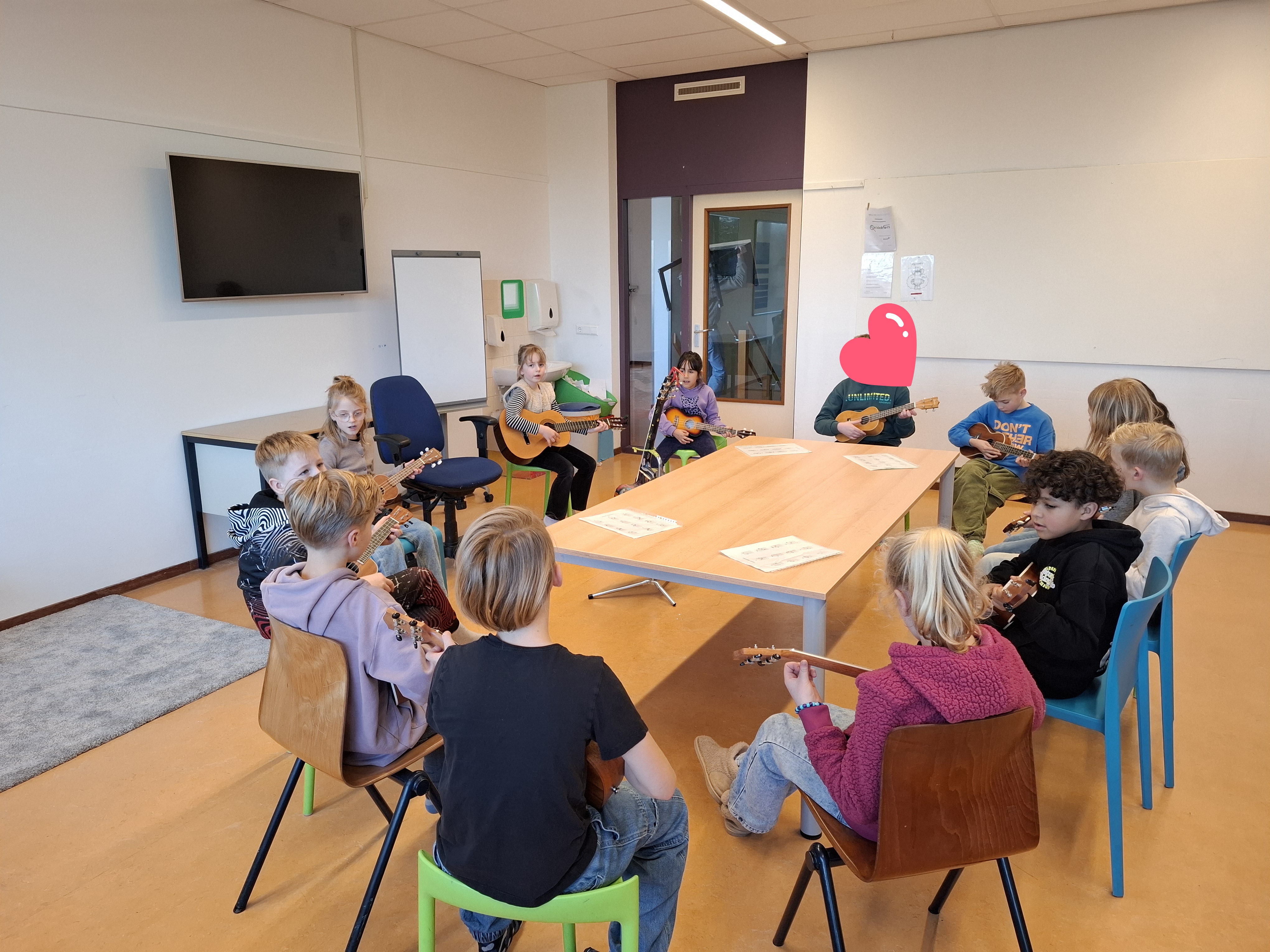 Groep 5-6 speelt ukelele en piano