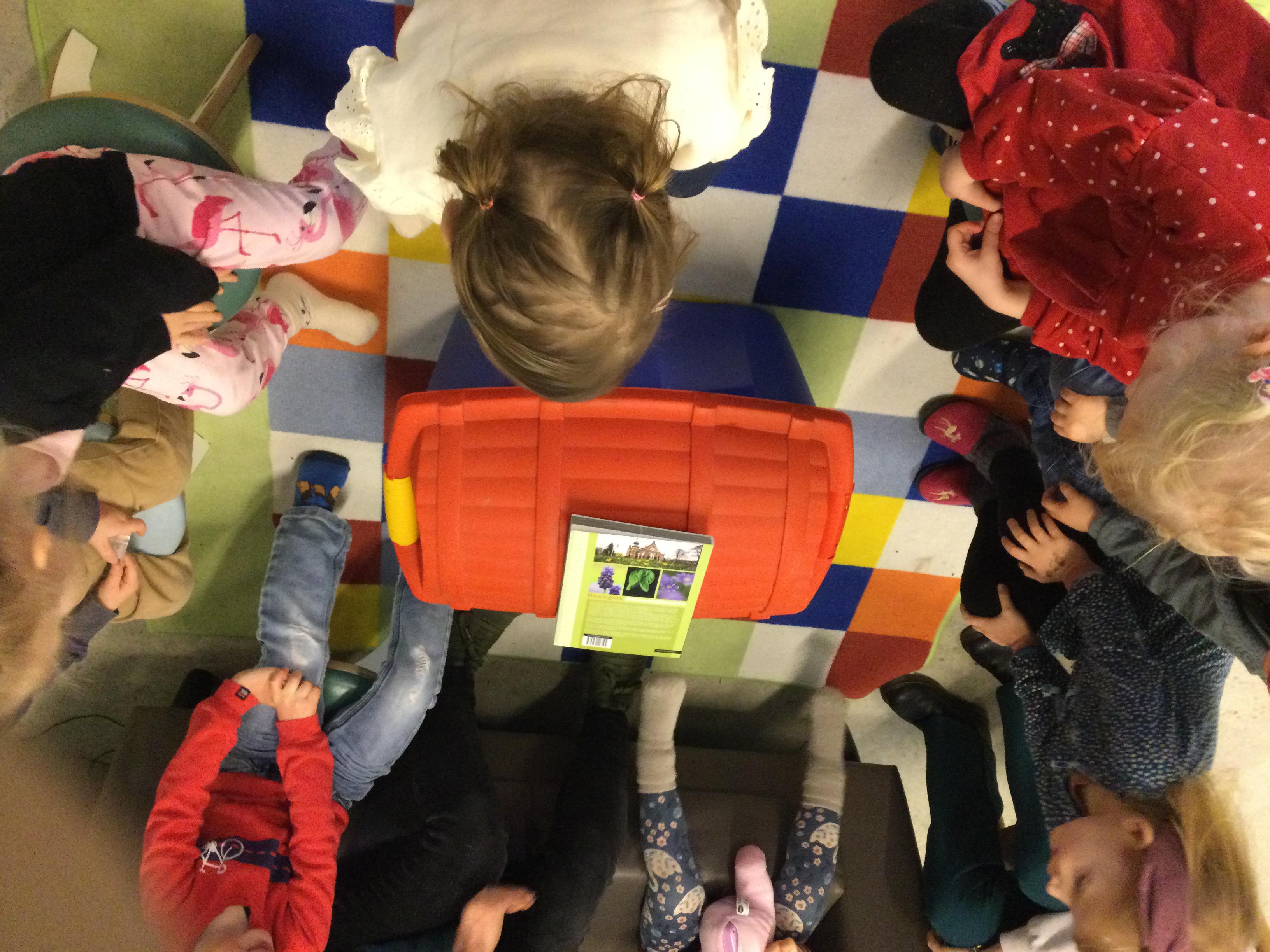 Bollen planten bij de peuters