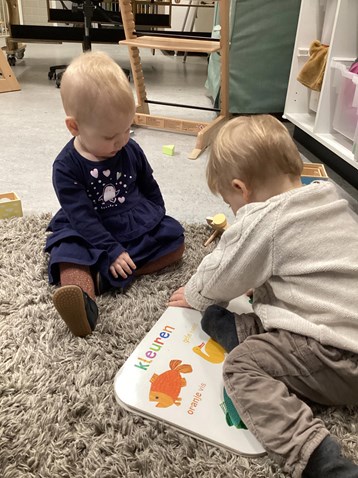 23-1-27 boekje lezen baby&#39;s zoe