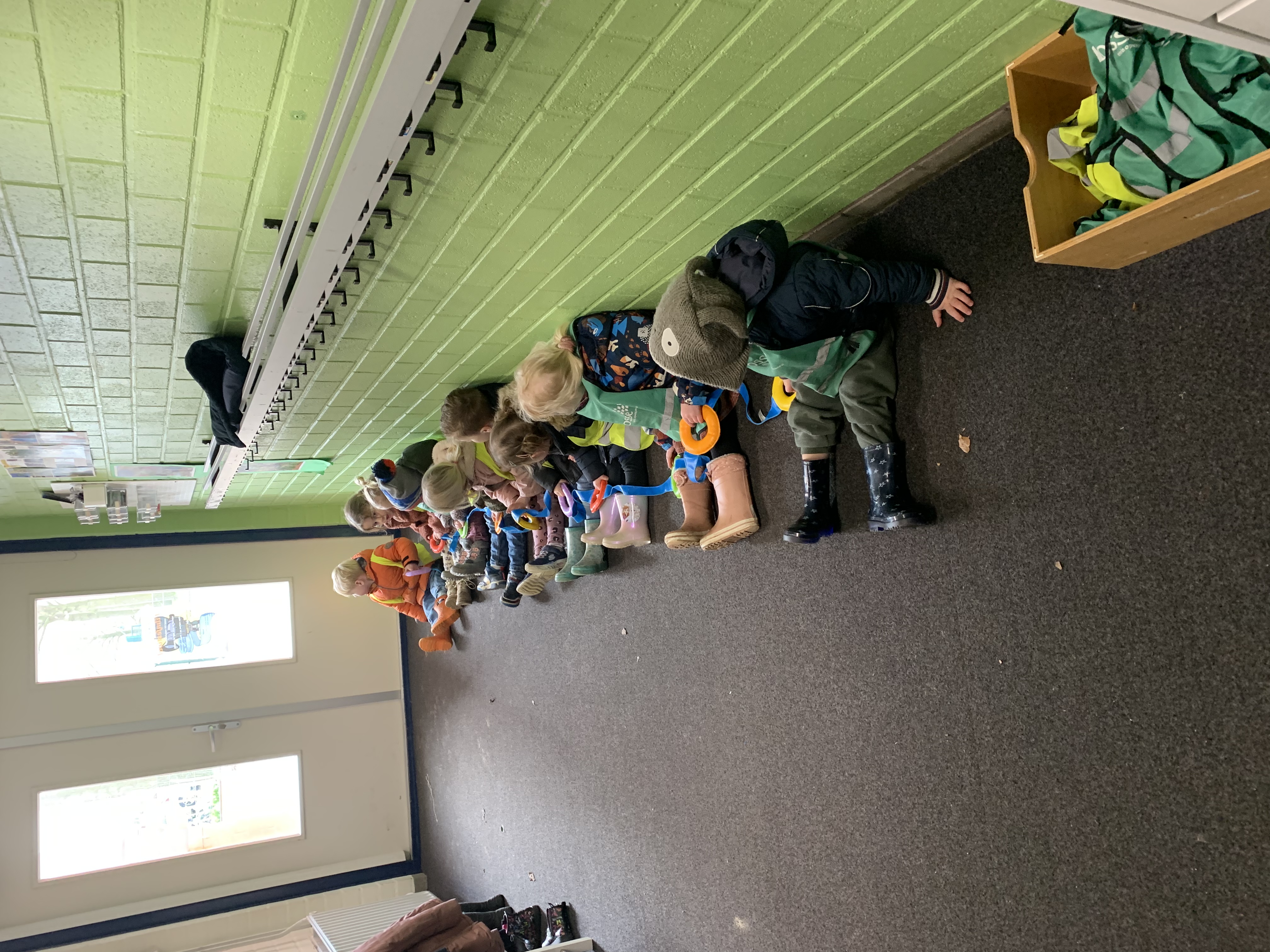 Door weer en wind , heerlijk buiten spelen 