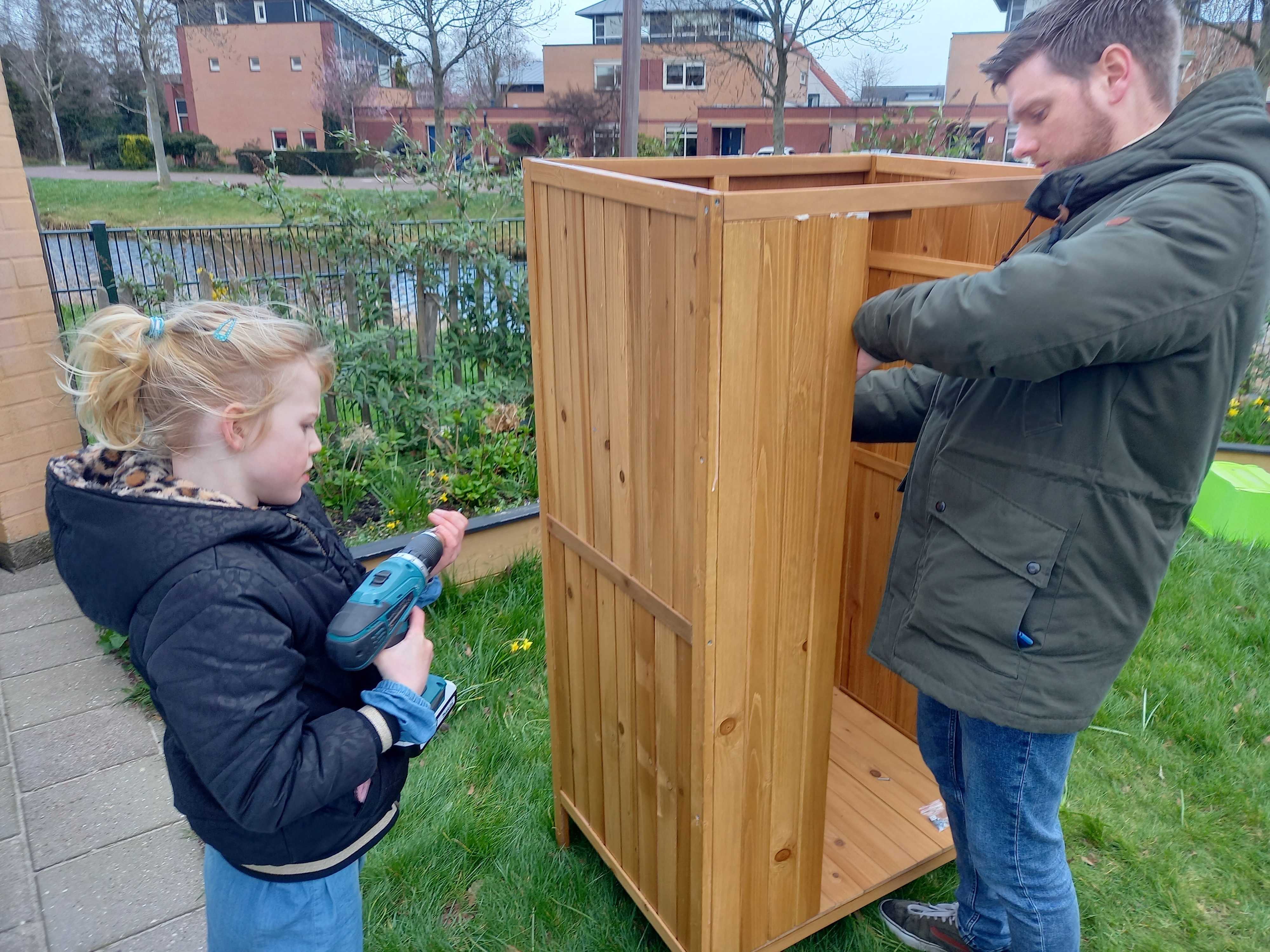BSO bouwt kast voor de babytuin